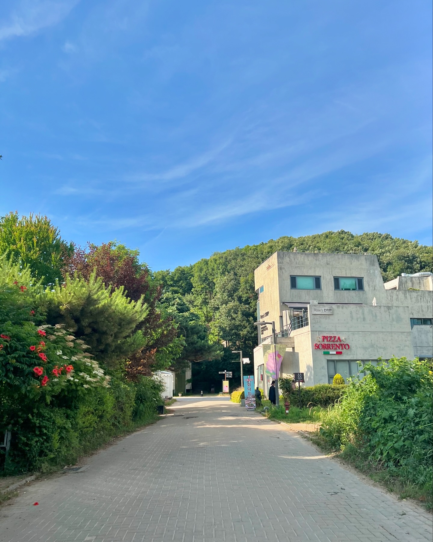 ⠀

헤이리 예술마을은 건물들도 크고 멋지고,
다양한 체험을 할수있어서 한번쯤 가보기 넘좋아요ღ
파주엔 가볼만한 곳들이 많아서 넘매력적이더라구요!!
모두들 오늘하루 잘보내셨나요?!! 장마시작이라 습하긴해도
더위가 좀 나아진거같아서 돌아다니기 넘 좋아요 :)
다들 행복가득한 일요일 되세요오 (✿ ♥‿♥)

#파주가볼만한곳 #헤이리마을