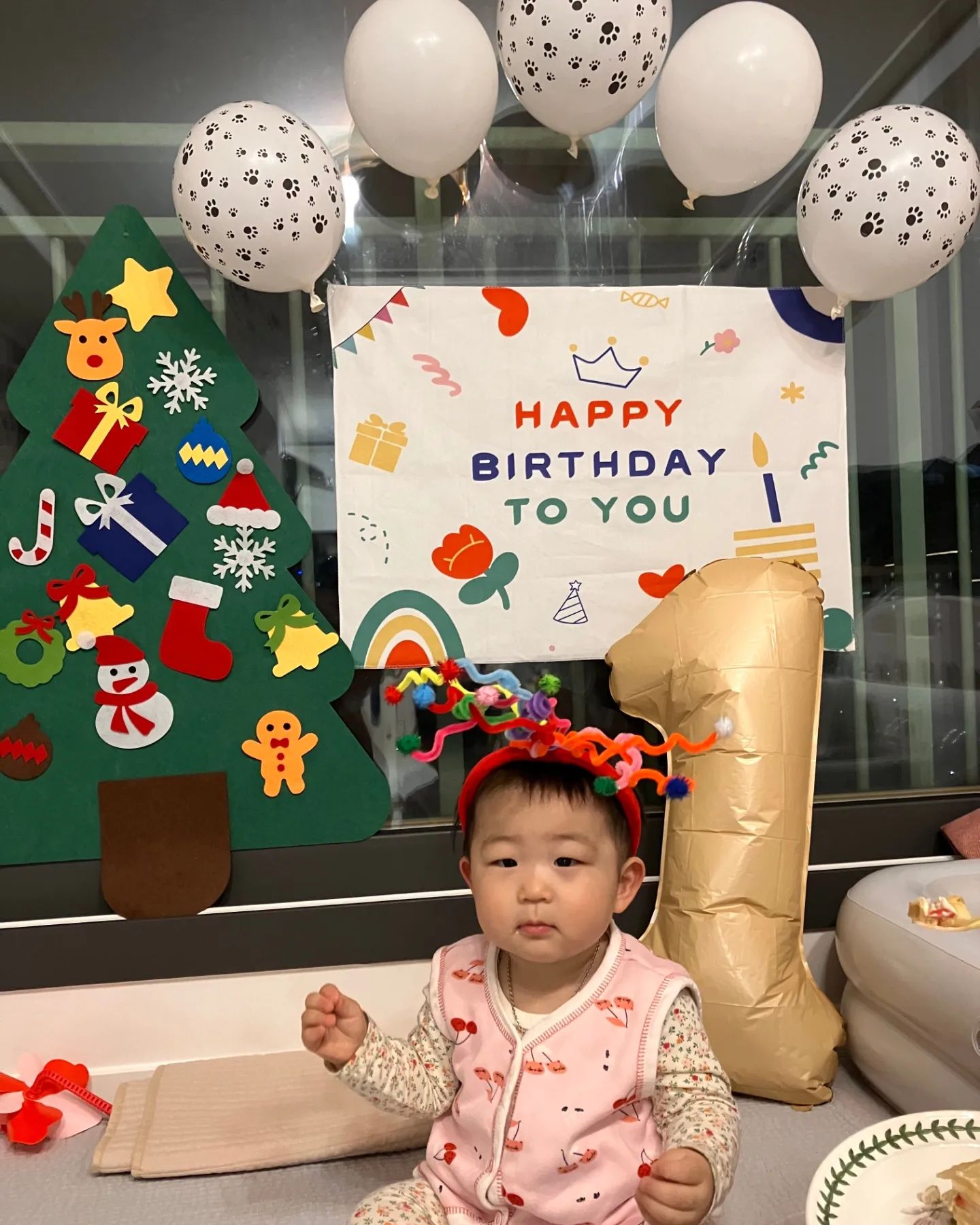 ❤D+366
❤12.12.2023

너의 첫번째 생일 축하해 꿀별아!

어느새 1년이 되었구나! 
너는 엄마아빠 인생에서 제일 소중하고 신비하고 값진 존재야 우리 아가💕
지금처럼만 건강하고 밝게 자라주렴 아가💕

.

꿀별이 돌잔치는 이번주말이라 진짜 생일에 간소하게 우리 가족끼리 축하해줬다.

생일 아침은 무한 뽀뽀와 함께 미역국 먹구,
엄마아빠가 젤 최애하는 꽃내복 입고,
엄마가 직접 만든 케이크 너무 맛있게 먹고,
찐 1세라는걸 증명하듯 걸음마도 너무 잘해...

사랑해 고마워 최고야 라는 말이 입이 마르도록 닳도록 해도 너무너무 부족한 우리 아가♡ 엄마아빠의 보물! 고마워 우리에게 와줘서! 고마워 건강하게 자라줘서!
하늘만큼 땅만큼 우주만큼 억만배로 사랑해 우리 뽀동이❤❤❤

#첫생일 #찐만1세