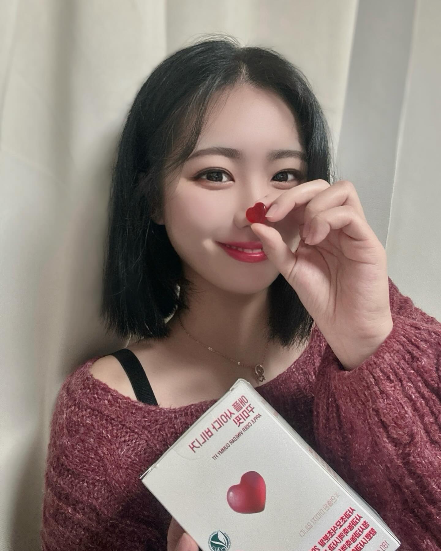 #광고 
예쁜 하트모양을 한 꾸미핏은 사과초모식초가 400mg 함유되어있어 다이어트에 도움을 줘요🍏
젤라틴대신에 식물성원료를 사용한 비건제품이에요!
사과초모식초 자체는 식초특유의 강하고 신맛 때문에 먹기에 어려움이 있는데, 꾸미핏은 사과농축액을 사용하여 새콤달콤 맛있게 섭취 할 수 있어요.
원료별 원산지도 사과초모식초분말: 국산 /  사과농축액: 칠레 /  청사과농축액: 칠레 /  프락토올리고당: 국산으로 믿을 수 있어요❤️

값싼 설탕과 물엿대신 프락토올리고당을 사용해서 그런지 뭔가 일반 젤리보다 고급스러운맛이 느껴져요!

위생적이고 간편하게 개별포장되어있어서 갖고다니기도 편리해요!

하루에 두개만 먹으라고 써져있는데 하루에 20개 먹고싶을정도로 시중에 젤리보다 훨배 천배 맛있어요🫶🏻

#라디메리 #다이어트간식 #애사비 #비건젤리 #꾸미핏 #이너뷰티