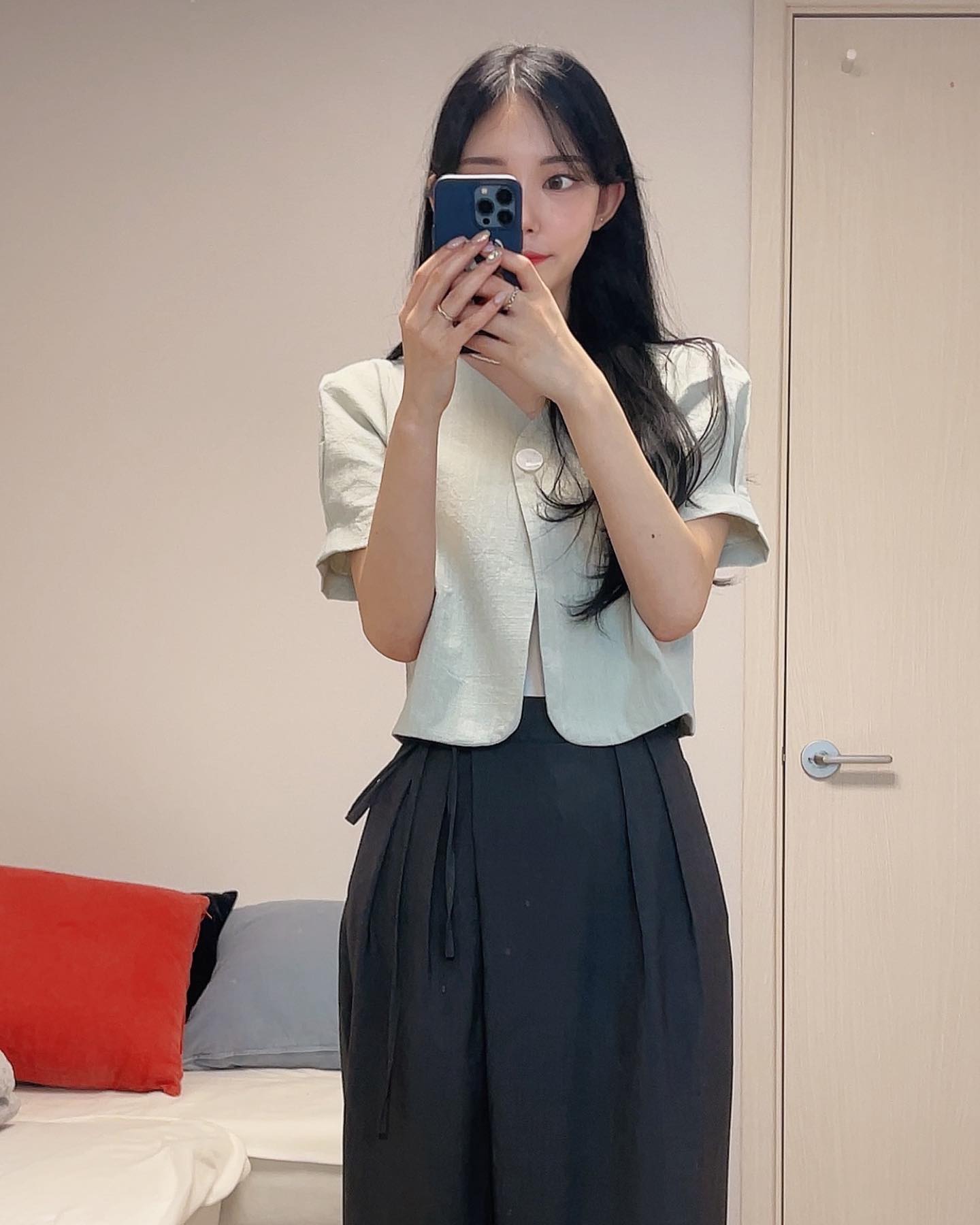 #수빈델룩

다들 잘 지내고 계셨나요,? 👀🖤
현생에 치어 살다가, 오랜만에 돌아왔뚭니다아 헿
월요일부터 회식이라니, 
말도 안되는 현실이지만 그래도 월요팅이예요 🫢🫶🏻

Top. 그랑호즈-모니 린넨 자켓(민트/F)
Bottom. 라비앙주-사선랩 언발 슬랙스(차콜/s)
Shoes.슈펜-바부슈 플랫(아이보리)