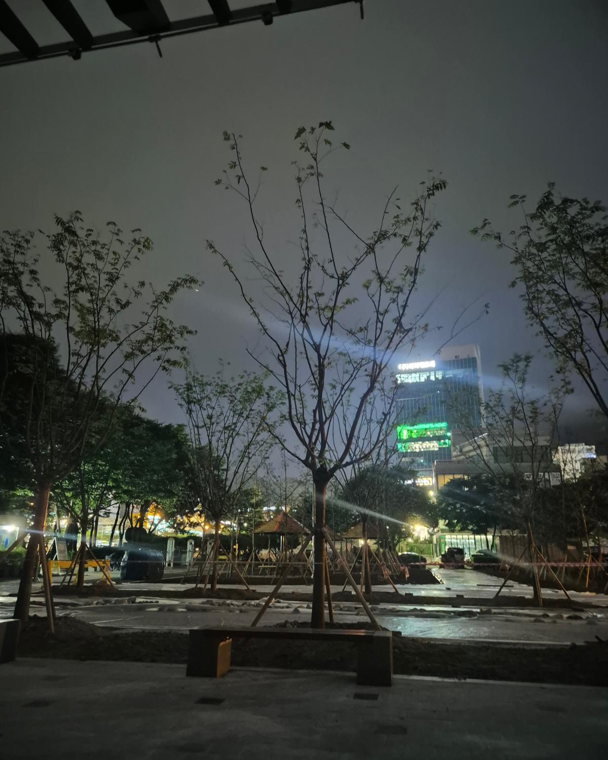 ■

아이들은 시댁에 보냈고
비도 안오니 밤마실 나왔고
바람도 선선하니 부니 시원하고
조용한 공원에 앉아있으니 좋구나 좋아

#밤마실 #장마철 #공원 #시댁찬스 #여자들끼리 #휴식