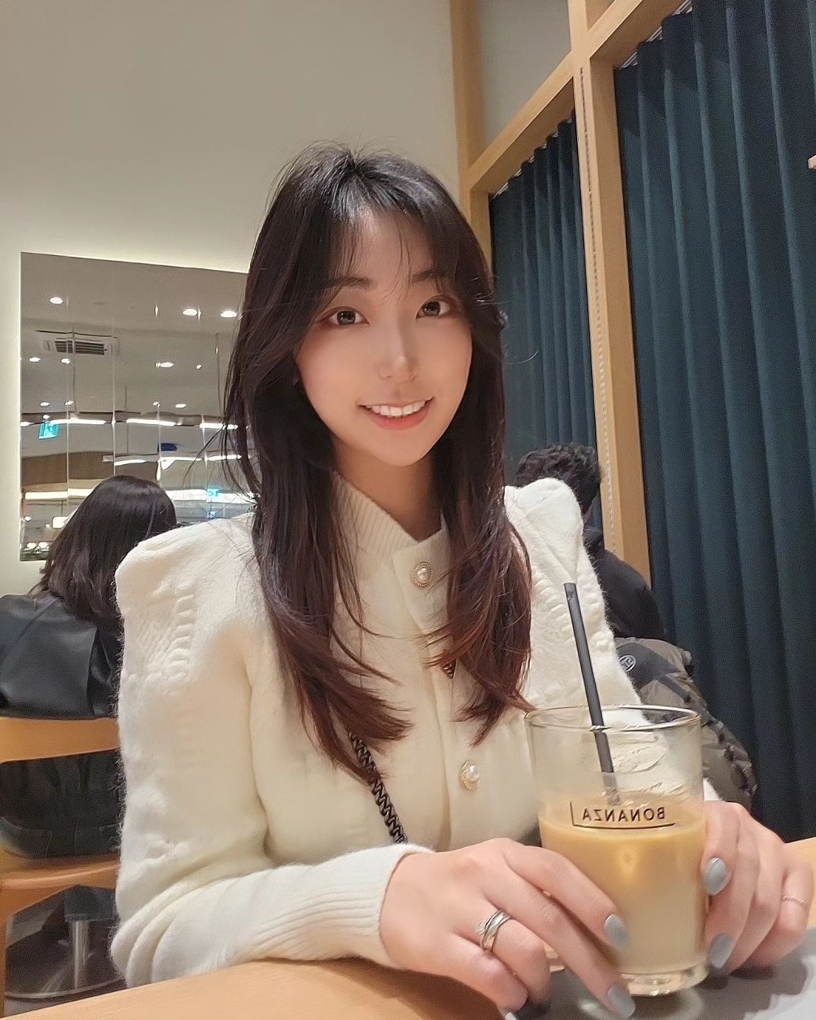 수원 스타필드 '오픈' 주말에
간 사람 나야나...
.
.
별마당도서관도 엄청 크다고
구경하러 갔는데..
.
.
역시 사람들 어마어마🫨
.
.
급 지쳐서 아무곳이나 커피수혈..🧋
하러 들어갔능데 라떼 세상맛있💕
.
.
'보난자커피'
체인점이니까 다른곳으로 또 마시러가야지!!
.
.
.

#수원#수원스타필드#수원별마당도서관#수원핫플#주말#주말데이트#핫플#좋아요#사진#카페사진#일상#일상스타그램#주말룩#주말ootd#소확행#드라이브#주말드라이브#사진찍기#일상사진#보난자커피#서울라떼#세상맛있#눈번쩍#오아시스#커피수혈#주말일상#별마당도서관#보난자카페#bonanza#해피