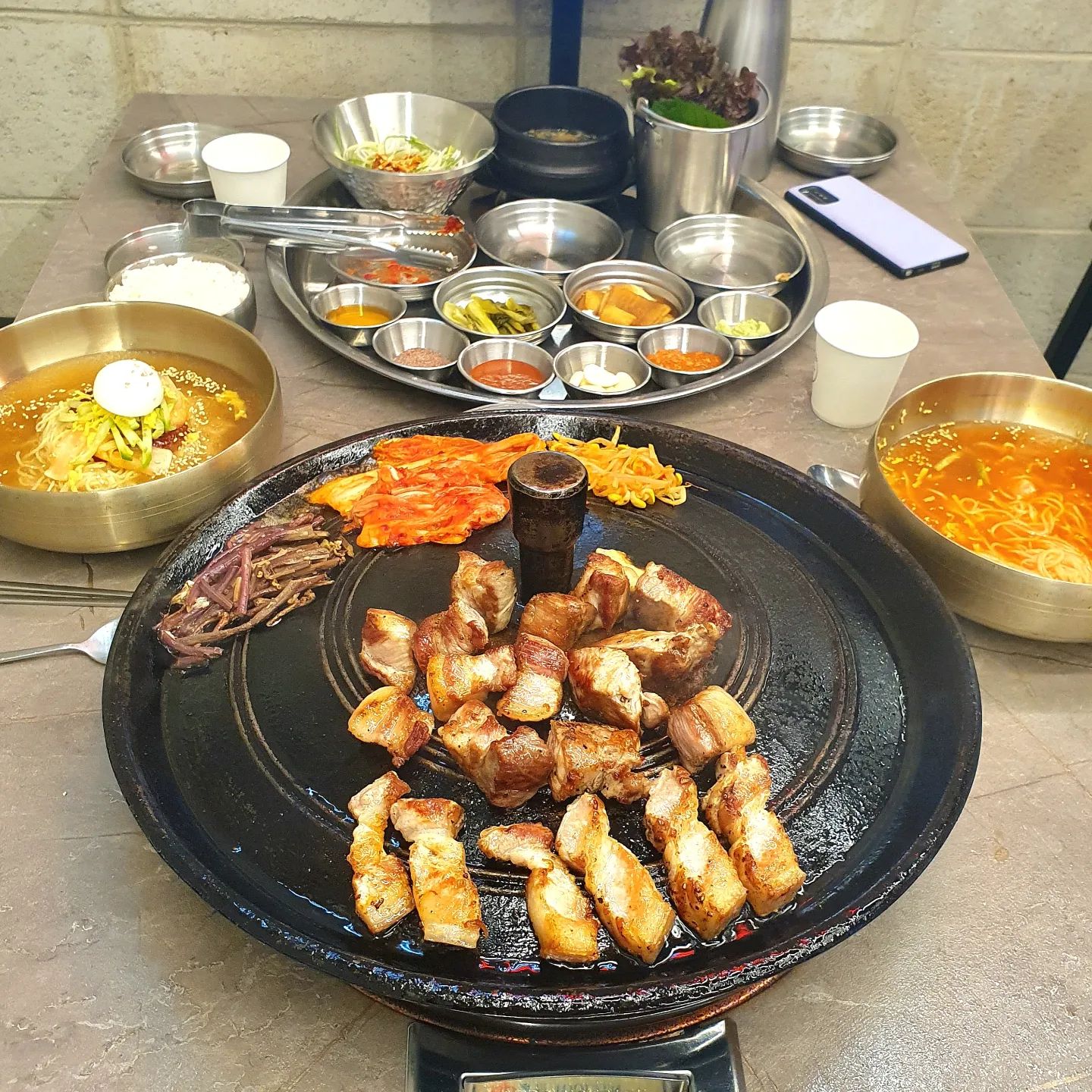 제주솥님 지제본점
무쇠솥뚜껑에 구운 제주 최상급 삼겹살 맛집

📌주소 :
경기 평택시 모산영신2길 39 1층

📌영업시간 :
월~일 11:00 - 23:00 

📌주차 : 
매장 옆 주차장 / 주변 골목

[주문메뉴]
제주꿀목살(160g) 16,000원 2인분
제주 오겹살(160g) 16,000원 1인분
부산밀면(물) 6,900원 2인분
공기밥 1000원 1개

저번에 엄마랑 함께 오고 두번째 방문하는 제주 삼겹살 맛집 소개해드려요.
정말 여기 인기가 만점인 곳이라 예약 안하면 대기 타는 맛집이랍니다. 
엄마랑 왔을때도 거진 30분 대기하고 먹었었다죠~

이번엔 대기 타기 싫어서 저녁타임 전에 도착했더니 다행히 저녁 준비 중이었네요. 
미리 네이버로 예약했더니 셋팅까지 완벽하게!!!
기본상차림이 얼마나 정갈하게 준비해주셨는지 감동이었어요. 
태블릿으로 간편하게 주문 가능해요.

무쇠 솥뚜껑에 비계로 기름칠 해주고 
주문한 꿀목살과 오겹살 올려주시는데!!!
두툼한 육질이 진짜 먹음직스럽고 신선해보였어요.
친절하게 처음부터 끝까지 완벽하게 구워주시는데 
먹기좋게 예쁘게 열도 맞춰 더 먹음직 스러워요. 

거기에 고사리, 마늘, 김치도 함께 삼겹살 기름과 함께 구워 먹음 대박입니다. 
극강의 비쥬얼을 자랑하는 무쇠솥뚜껑 구이~
히말라야 블랙솔트와 와사비와 함께 먹으니 맛이 너무나 고급져요! 
육질 자체가 쫀뜩하고 육즙이 가득한게 감탄이 절로 나오더라고요!
급이 달라요^^

특히 고사리와 김치구이 미쳤더라고요!
고사리가 이렇게 맛있었나요?
고사리 안먹던 딸도 너무 맛있게 먹어서 
고사리의 새로운 맛을 느끼게 됐어요. 

거기에 쫄깃한 면이 너무나 매력적이었던 부산밀면!
접때 너무 맛있게 먹었어서 1인 1밀면 시켰어요! ㅋㅋㅋ
무조건 부산밀면은 꼭 주문하세요!

여기 폭탄계란찜도 진짜 유명하거든요. 
이번엔 못시켰는데 꼭 주문해드셔보세요. 
폭탄 걔란에 고소한 치즈가 올려져 비쥬얼만큼 맛도 미쳤어요.^^

마지막으로 제주귤 슬러시로 입가심하며 기분좋게 마무리했습니다.^^

무쇠 솥뚜껑에 구워 더 맛있었던 제주 최상급 삼겹살~
집 근처에 있어 너무나 좋은 평택 고기집 맛집이었어요!
담에 또 들릴게요^^

#추천맛집 #맛스타그램 #맛집여행 #일상스타그램
#제주솥님지제본점 #동삭동맛집 #동삭동고기집 
#동삭동회식 #동삭동회식장소 #평택맛집 #데이트맛집 #회식추천 #삼겹살