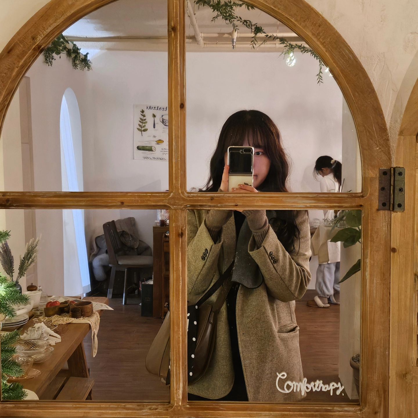 165.5cm / 69.1kg

#통통코디 #plussize #daliylook #슬로우앤드
#락피쉬웨더웨어 #거울샷 #맞팔 #koreanstyle

오늘 오랜만에 서울숲에 다녀왔다.
피곤해서 이제 저녁시간엔 집으로 귀가하는 몸이지만
그래도 나름 알차게 보냈다 😀

오늘은 오랜만에 고데기도 하고 옷도 좀 예쁘게
입어봤는데 역시 꾸미니까 자신감도 올라간다 - !
조금 귀찮지만 부지런해야 예뻐진다는게 맞는거 같다
(+kcm장갑) ㅋㅋㅋㅋ