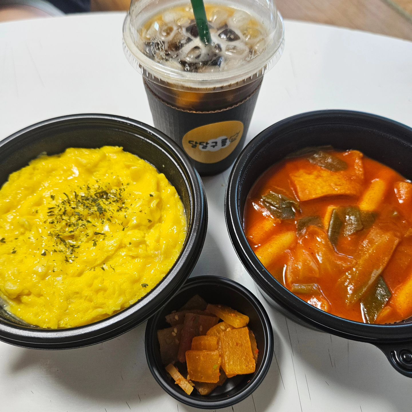 뚜자집왔댜 
나보려구 반차씀
오늘 특별히 내가 놀아줘야지🤭

구름계란에 쇠고기죽이랑 떡볶이랑 디카페인아아
오늘 뚜자랑 둘이먹다 배터짐
dduja_0104

위가 생각보다 넘작음ㅋㅋ
우리 왜 이거먹고 배불렁ㅋㅋ
떡볶이 진심 맛있어서 놀랫자냐...

사장님 넘 친절하시규..
심덩애랑 있으니까 좋구만
김뚜자는 지금 먹고 자는즁😤🥱🥱

#김천신음동맛집 #구름컵죽