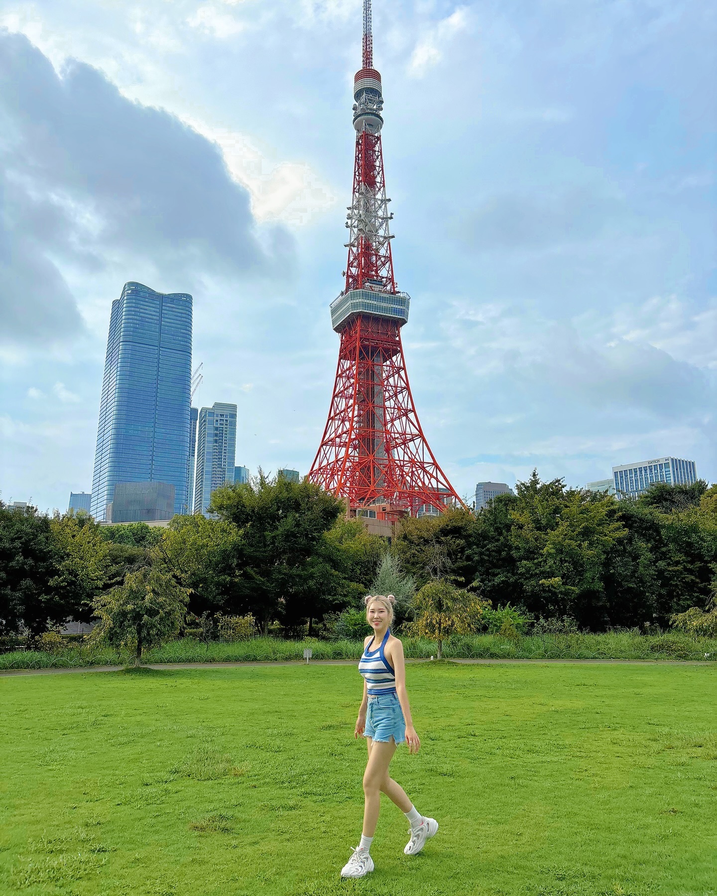 도쿄타워 Tip 🗼

바쁘다 바빠 도쿄 여행에서 포토존 웨이팅은 시간 낭비!
도쿄타워 사진 스팟 장소들은 외국인들이 줄을 엄청 서 있어요! 최소 30-1시간 이상은 기다려야하지요ㅠ 

유명한 시바공원으로 가던 중 발견한 이 곳 !

시바공원에도 사람들이 정말 많은데, 여기에는 한 두명 밖에 없더라고요! 단독 사진 쌉가능! ᡣ𐭩

📍프린스 시바 공원
4 Chome-8-1 Shibakoen, Minato City, Tokyo 105-0011
🚉 오에도선 아카바네바시 역과 가까워요 

근처 카페 추천 ♡⃞⃛୭

📍조죠지
Tokyo, Minato City, Shibakoen, 4 Chome−7−35 増上寺境内
한국어 메뉴판 있어요! 음료도 맛있고, 여기에서 파는 몽블랑 디저트는 정말 꼭! 드셔보세요! 달달한 밤맛 케이크입니다 🌰 

‼️ 조죠지 카페에서 시바공원으로 가는 길 골목에서도 인생사진 건지기 ‼️

30분만에 인생사진 남기기 완료 ✔️
빠르게 다음 장소로 넘어가주기 ❕