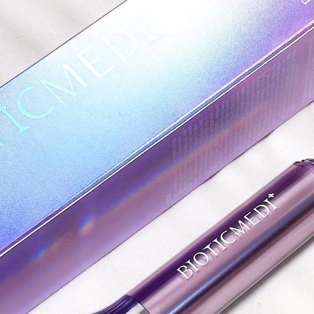  🅷🅰_🅼🅸🅽🅶 on Instagram: "#광고 

▪️#비오틱메디 딥 펩타이드 콜라겐크림(목 주름 케어)

💜 저분자 콜라겐과 펩타이드의 함유로 목 주름을 케어해주는 비오틱메 콜라겐 크림이에요! 목주름은 사실 진짜 케어하기 까다롭잖아요? 요건 LED 디바이스로 초당 12,000번의 미세 진동으로 제품이 피부 속까지 침투할 수 있도록 도와준답니다! 

확실히 진동으로 두드려지니까 피부에 좀 더 빨리 흡수되어 끈적거리지 않아 좋았던 것 같아요! 크림 나오는 부분이 좁게 나와있어서 눈가나 팔자주름에 케어하기 딱 이었는데요! 집에서 간편하게 얼굴부터 목주름 케어하기 좋았던 제품이랍니다💕

(재업로드)

#비오틱메디#bioticmedi#목주름#팔자주름#눈가주름#딥펩타이드콜라겐크림 #코덕맞팔"
