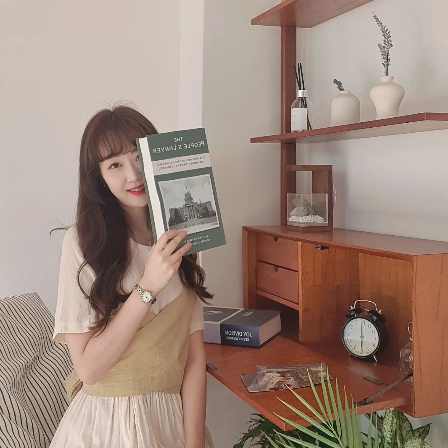 #부천스튜디오 #부천스튜디오추천

다시 시작된 스타일 고민🤔

예전에는 앞머리가 있고
긴 머리만 어울린다고 생각했었는데

요즘에는 너무 긴 머리보다는 중 단발이 쇼호스트 하면서 앞머리도 넘기다 보니
너무 답답한 건 싫고 더 어려운 거 같아요😂

어울리는 스타일은 
다 해보는 방법밖엔 없을까요~??

사진은 앞머리 있을 때
부천에 있는  스튜디오에서 찍은 거랍니다

채광이 좋아서 가끔 애용하는 곳!
인물 사진도 괜찮으나
개인적으로는 제품 사진 찍을 때 추천드려요🙆‍♀️