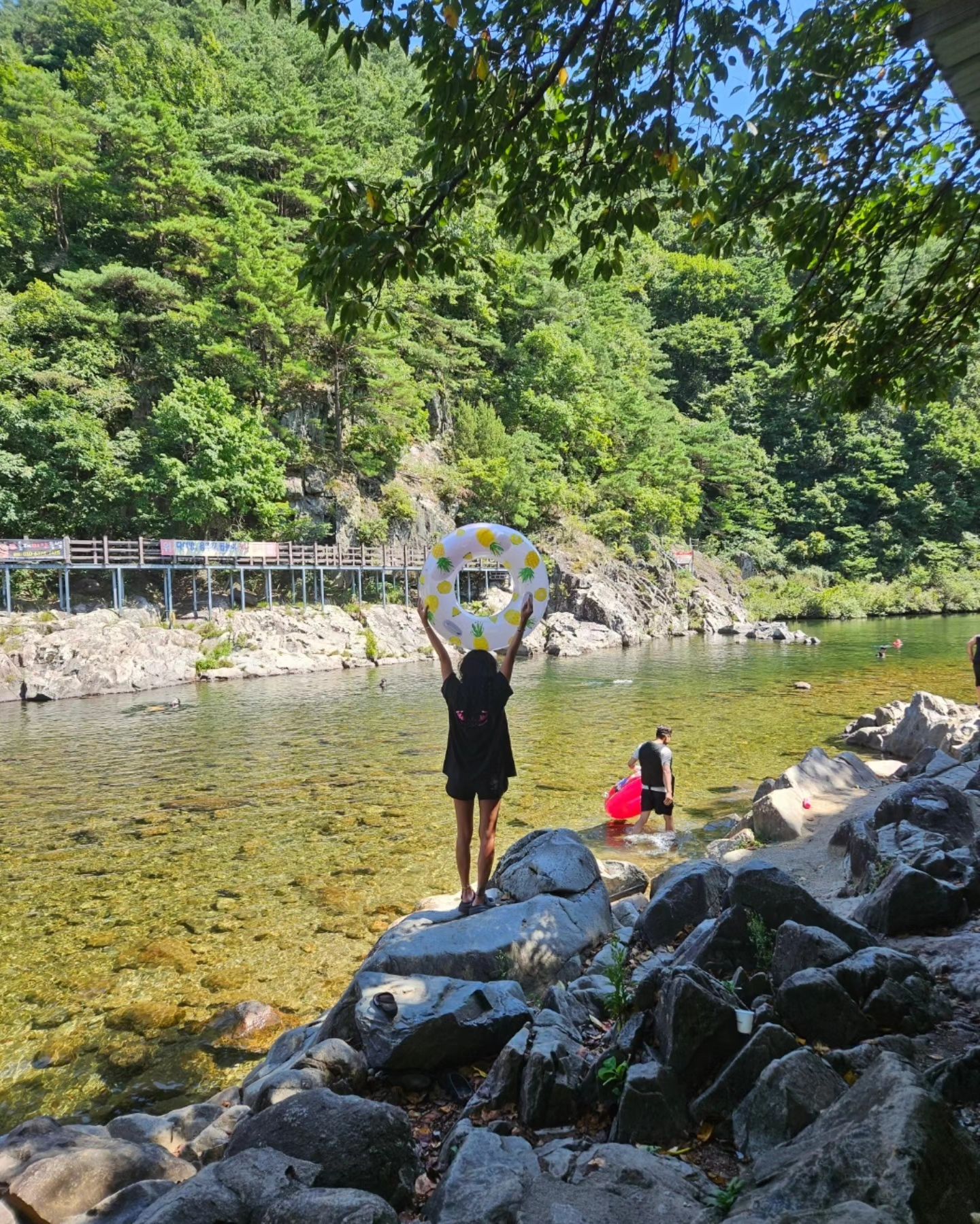 요즘 내 근황- 추석이 코 앞인데 끝도 없는 여름🏖☀️
분명 강원도에서 가을 냄새, 온도를 느끼고 전라도 내려왔는데
남쪽은 아직도 폭염 ing...

내 꿈은 내가 좋아하는 사람들이랑
매일 즐겁게 살다 가는게 꿈이라고 했는데
생각해보니 이건 이미 오래전에 이룬 나🩵

남은건 이상과 현실 중 현실만 남았🤔
아멀랑 뭐가 됐든 그냥 행복하면 끝-
오늘도 너무 웃겨서 복근 생길만치 웃었거든ㅋㅋㅋㅋㅋㅋㅋ

#전라남도여행 #전라남도맛집 #지리산계곡 #영광장어 #군산낚시  #쭈꾸미낚시 #경치좋은곳 #인생은시트콤 #여행