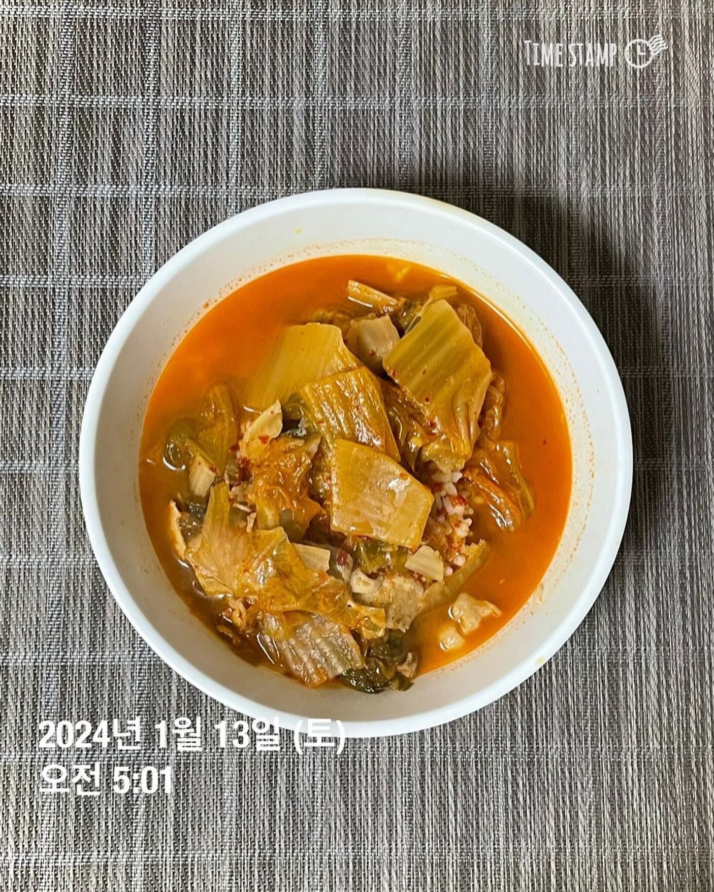 (식단일기 D+307)
- 오늘의 몸무게 : 61.75kg
- 오늘의 운동 : 걷기 1시간
- 아침 : 김치찌개1그릇 + 밥2공기
- 간식 : 제로소다 1캔 + 핫식스 1캔 
- 점심 : 뉴케어 1팩 + 딸기잼+크림치즈+ 식빵 1개
- 간식 : 아이스티 1컵 + 빵1조각
- 저녁 : 김치찌개1.5그릇 + 밥2공기