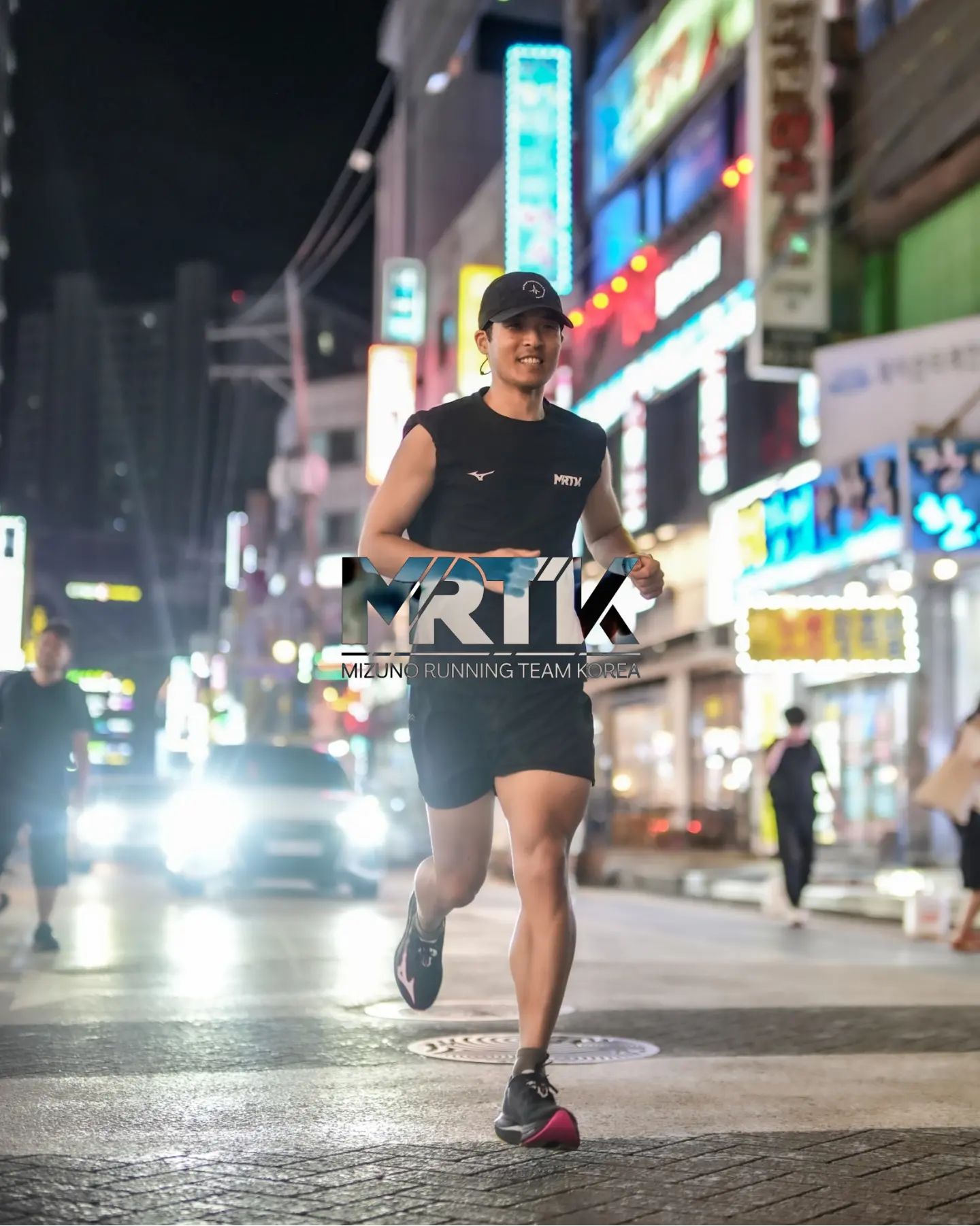 미출시 러닝화 시티런 (수요일당시)

뉴컬러 출시 전날 MRTK 특전으로 다같이 신상 러닝화 신고 시티런을 다녀왔습니다.
올블랙으로 컨셉을 맞추니 간지가~
라이트를 쏘면 번쩍이는 스카치데칼 멋져!

👟👕 mizunokr 
#미즈노러닝 #웨이브리벨리온플래시2
#Energyinthedark #Waverebellionflash2

📷 hdongstar #효동랜드
7402071_ #빛픽쳐
#MRTK
#MRTKOREA
#미즈노러닝팀코리아 
mrtk_official

#오늘은운동함 
#오늘은러닝함 
#꾸준함이답이다
#러닝 #달리기