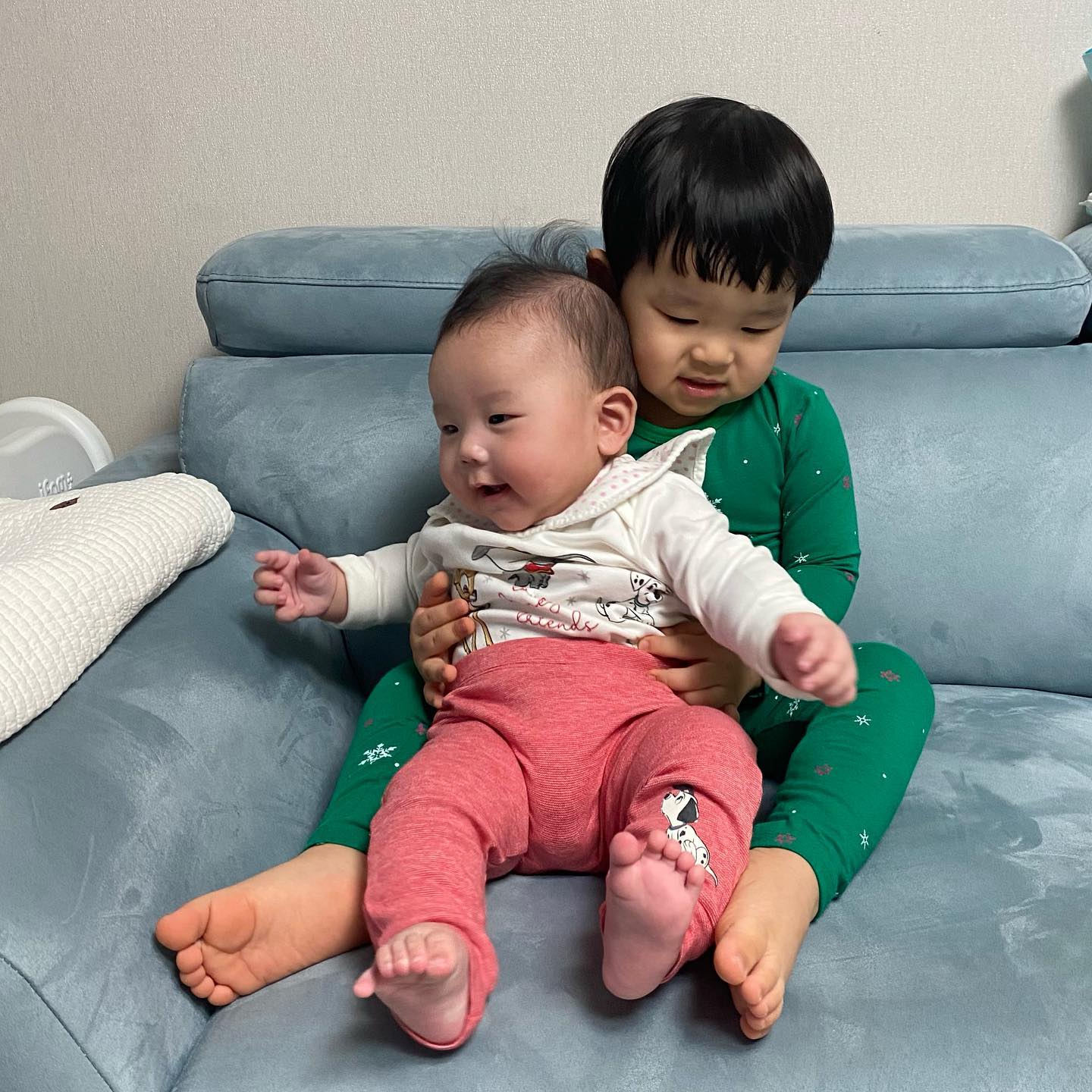 카만이좀 있으라구!!!!!😤😤
8kg 넘는 동생이 넘 버거운 13kg 엉아....
언제사이좋게 지낼래
#마냥좋은유건이 #이뚜오화남