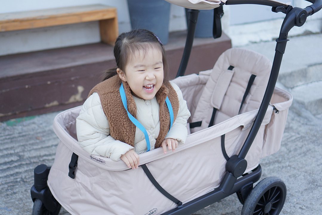 #광고

폼포라 위고웨건W와 함께 산책길🧚🏻
베이지 컬러 볼수록 너무 예쁘고 마음에 들어요.
방풍커버 색감도 예쁩니다🫶🏻

베이지라서 오염에 약할 줄 알았는데 소재 특성상 그럴 염려도
없더라고요 :-) 끌고만 다녀도 예뻐서 뿌듯한 위고웨건W

유아차가 최고인줄 알았는데 요즘 신세계를 찾은 기분이에요.
아이가 안에 누워서 잠들기도 하고,핸들링도 너무 편하고..!
장점만 가득한 폼포라🛍️
웨건 생각하신다면 요고 강추합니다 :-)
.
.
#폼포라 #유아웨건 #유아웨건후기 #유아웨건추천 #폼포라웨건 #위고웨건w #육아 #육아스타그램 #육아템 #아기스타그램