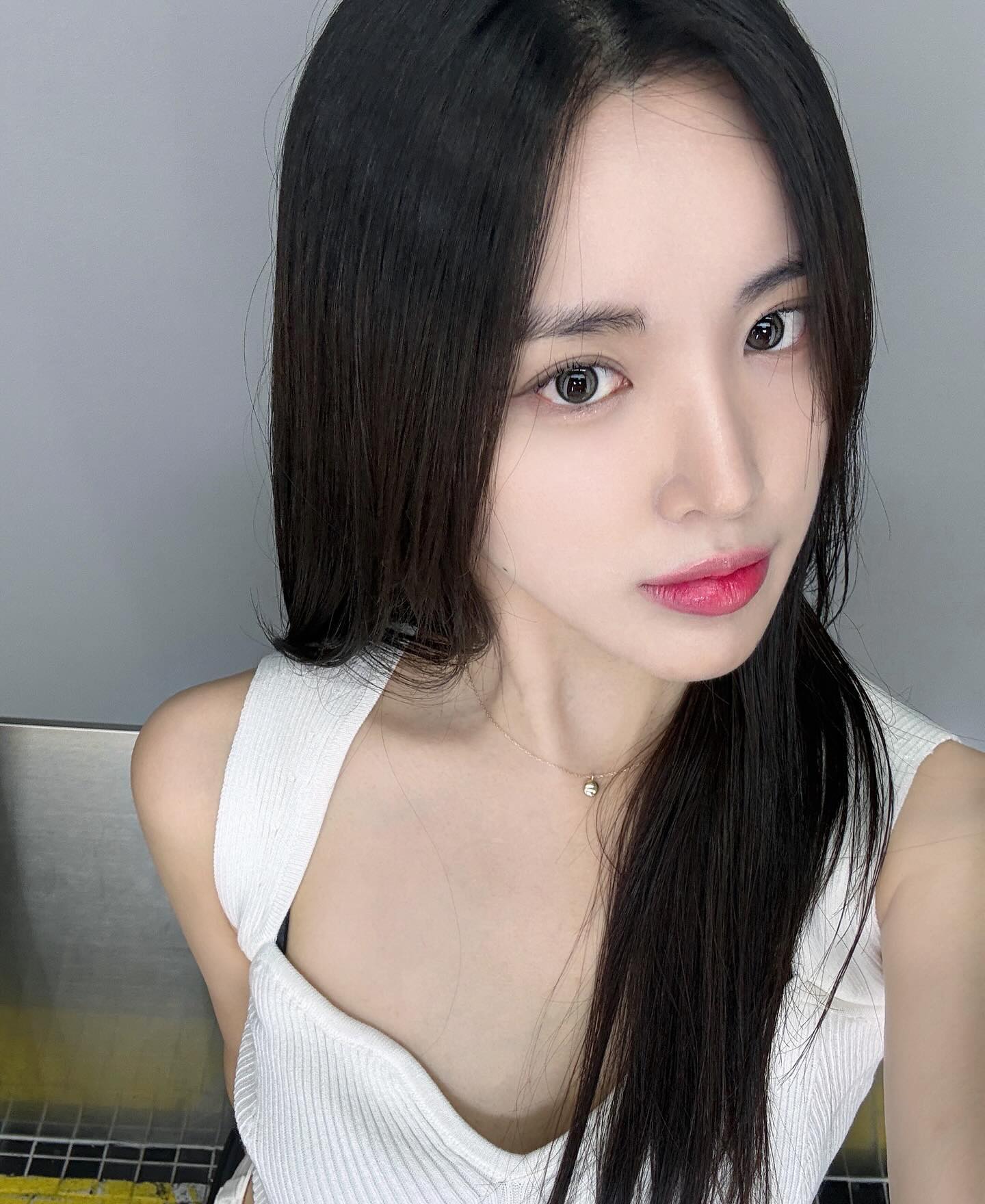 #제품협찬 

젬아워 디오네 원데이 본그레이🩶

젬아워에서 또 취저당한 렌즈..👀

은은한 애쉬빛 그레이로 도도한 분위기 연출가능한 렌즈 탄생했습니당~!

투명한 느낌이 좋아서 요즘 제일 자주끼는 렌즈🫧

 #젬아워 #디오네 #젬아워렌즈 #윙크렌즈 #컬러렌즈추천 #윙플리뷰 #본그레이 #협찬모델 #그레이렌즈추천