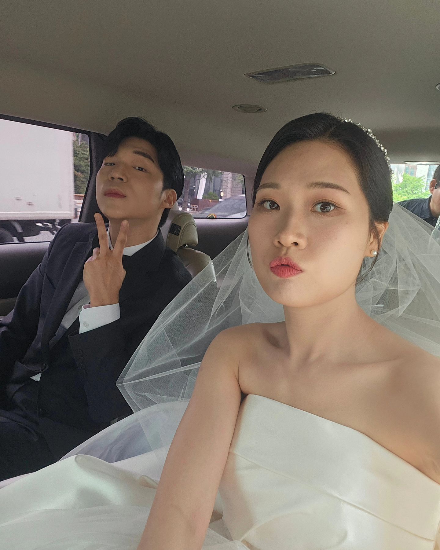 본식당일날 헤어메이크업!! 머리숱도많고 길이도 길어서 로우번이 엄청 뚱뚱했지만 그것마져 매력있어요♡ 다래끼나서 머리로 눈 가린 용용이 괜찮아 본식때 갈아앉았오♡

#결혼준비중💑 #예비부부 #코코미카 #코코미카웨딩 #헤어메이크업 #다이아반지 #본식메이크업 #기대된다 #행복하자❤️ #본식당일 #드디어 #두근두근

❤️다이렉트결혼준비 카페에서 합리적인 가격

❤️비동행플래너와 함께 해서 부담이 없음

❤️노력하면 이득 되는 다이렉트 결혼준비

❤️카페가입 시 추천인코드 “개굴11“입력하시고 30,000포인트 받아가세요!! 

❤️추천인 -개굴11
https://cafe.naver.com/directwedding

direct.wedding
https://www.instagram.com/p/CwYsEgnvrdN/?igshid=MTc4MmM1YmI2Ng==