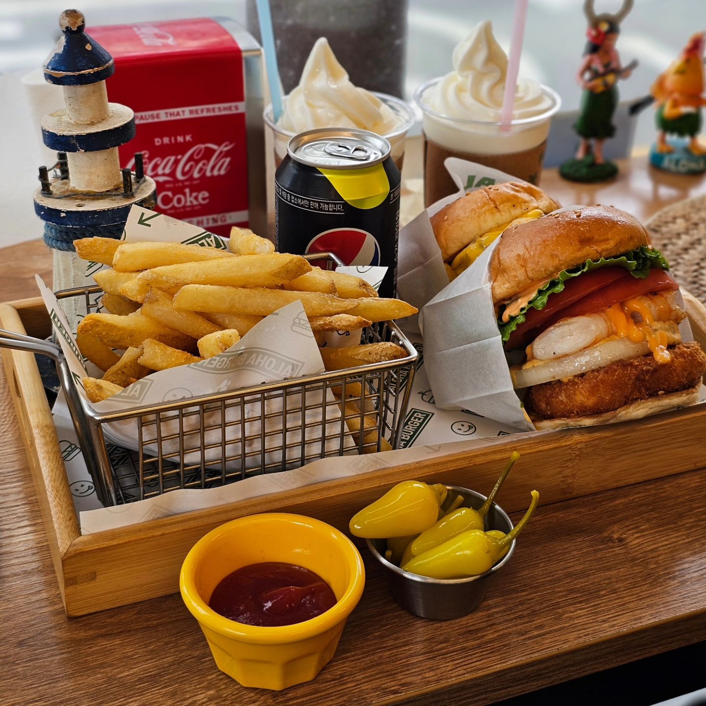 #협찬

아메리칸 스타일 제대로!
가성비 좋은 전주 수제 버거 맛집 #알로하버거 🍔🍟

매장 딱 들어서자마자 힙한 인테리어가 눈길을 사로잡고
패티 제대로인 수제 버거, 맛까지 다 잡은 이곳~

흔하게 보던 할라피뇨 피클이 아닌
직구로 구입하셨다는 제대로 된 할라피뇨에 한 번 더 반해버린 곳♡

수제 버거에 밀크쉐이크는 못 참지~!!!

이렇게 두툼하고 잘 만들어진 패티에
감튀, 음료까지 세트인데 가격도 착해!

#전주수제버거 꼭 먹어봐야 할 곳 추천👍🏻

🍔알로하 버거
🍟전주시 완산구 팔달로 212 (경원동3가) 1층

 #객사맛집 #전주한옥마을맛집 #전주객사맛집 #전주햄버거 #전주수제버거맛집