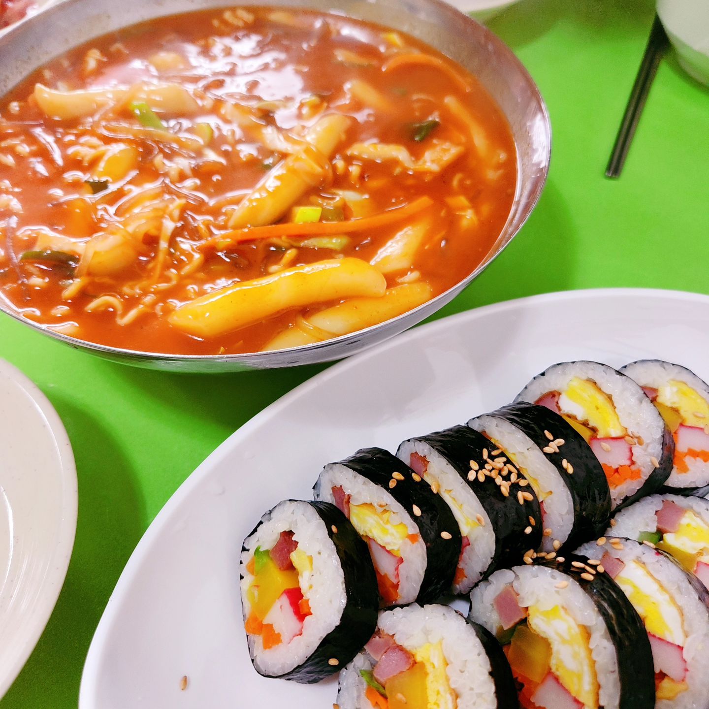 라볶이&김밥 
좁고 허름한 골목길 구석에 있는 오래된 분식점

예전에 런닝맨에서 나온곳 

간이 살짝 강해서?자꾸 땡기는 고런맛 
테이블도 몇개 없고 위치도 오잉?요런곳에?
했는데 단골들 웨이팅있음 
몇십년씩 다니신 분들이 오는곳
현금과 계좌이체만 가능한곳 
나도 오늘부터 단골

멀리서 올정도는 아니에요 가까운맛에는 ok
.
.
.

#송탄맛집 #평택맛집 #오산맛집
#분식 #라볶이 #런닝맨 #김밥
#맛있다