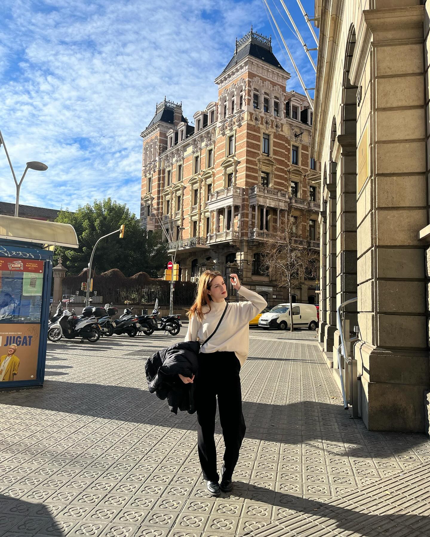 Les Corts 🕊️🛳️⛲️

. #barcelona #barcelonacity #ootdfashion #europestreetstyle #europefashion #barcelonagirls #cityfashion #외국인모델 #바르셀로나