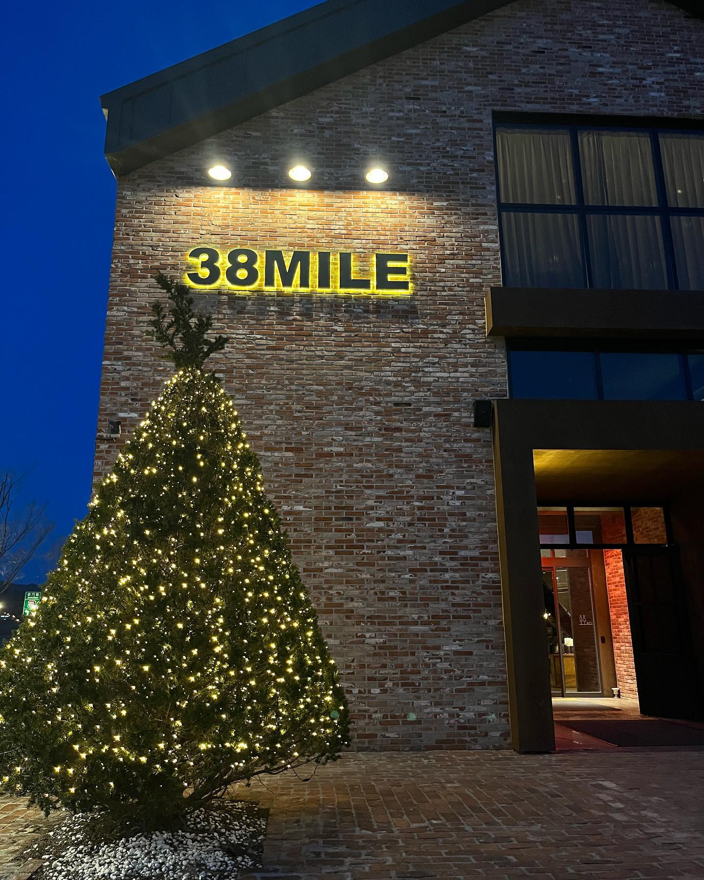 춘천 카페 ‘38mile’

📌 강원 춘천시 남산면 종자리로 42 카페38마일

야외 테라스가 있어 요즘 같은 날, 낮에 가기 좋고, 밤에는 조명이 아름다워 가기 좋음 !! 

저는 갠적으로 해 질 때쯤 가는 게 가장 좋은 것 같아요 🫣💕
다만, 차가 없으면 이동하기 불편할 것 같습니다.. (주차장은 굉장히 넓고 조아요!!)

#춘천 #춘천카페 #춘천카페추천 #춘천맛집 #강원도여행 #강원도카페 #카페 #카페투어 #카페인테리어 #카페스타그램 #카페추천 #카페맛집 #베이커리 #베이커리인테리어 #베이커리카페