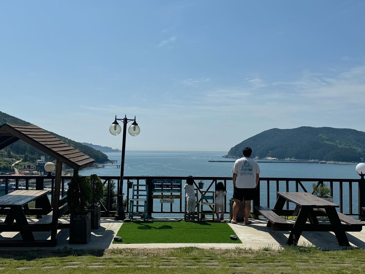 __거제도 여행 ☝️일차

전 날 새벽에 거제도 도착해서 아침햇살 듬뿍 받으며 깼던 오션뷰 맛집
거제도 또또펜션🙂

사장님이 진짜 너무너무 친절하시고 핫스폿 많이 알려주셔서 감사했슴니다😊

거제 씨월드 가서 벨루가랑 돌고래도 보고~~~🐬
곤충이랑 파충류도 보고~~~🦎
바다도 보고~~~~🌊
오리배도 타고~~~⛵️

즐거웠던 어린이날😻

#어린이날 #거제도 #여행 #거제도여행 #1일차 #거제씨월드 #벨루가 #돌고래 #바다 #거제 #거제도 #오리배 #거제도여행 #거제도맛집 #펜션 #또또펜션 #오션뷰 #맛집 #너무 #좋았던 #추억