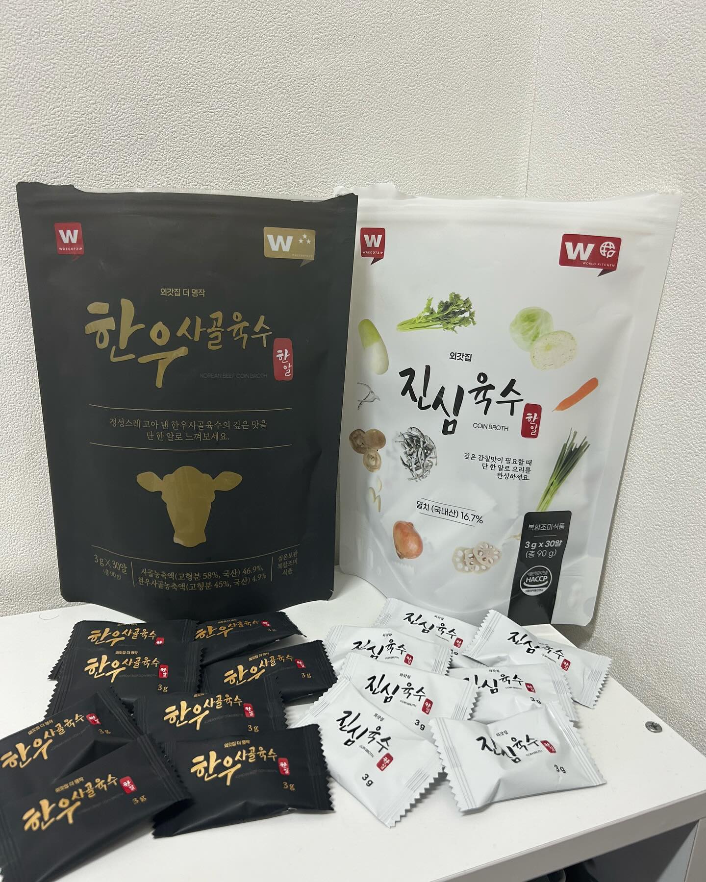 #협찬 waegotzip_official 

깊은 감칠 맛이 필요 할 때 단 한 알로 요리를 완성하세요! 
외갓집의 진심 육수 할알 & 한우 사골 육수 한 알 어떠시나요? 

✨ 제품명 

진심육수 한알 90g 1팩 (팩당 30알 ) 
한우사골육수 한알 90g 1팩 (팩당 30알 ) 

✨제품링크

💕쿠팡, 네이버스토어에서 구매가능합니다! 

진심육수 한알
https://smartstore.naver.com/waegotzip/products/9379730435

한우사골육수 한알
https://smartstore.naver.com/waegotzip/products/9379727399

✨직접 섭취 한 느낌점.

집에서 요리하는 모든 분들에게 강력하게 추천하고 싶은 제품입니다. 요리를 좋아하지만 시간이 부족하거나 육수를 만드는 과정이 번거로운 분들에게 이 제품은 추천합니다! 

🏷️진심육수 한알

진심 육수 한알은 다양한 요리에 활용할 수 있습니다. 
스프, 찌개, 면요리등 다양한 음식이 활용할 수 있어서 요리의 다채로움을 올려줍니다. 
또한, 식재료를 준비하고 육수를 만드는 과정이 생략되므로 요리 시간을 단축시키는데 큰 도움이 됩니다. 

한 알 씩 개별포장되어 있어서 필요한 양을 정확하게 사용 할 수 있고, 봉지 째도 어느곳이나 보관할 수 있게 스탠드 파우치 형식되어 있어서 편리합니다. 

식사를 풍성하고 맛있게 만들어줍니다. 신선한 재료와 전통적인 레시피를 사용하여 만들어진 육수는 음식의 깊은 맛과 풍미를 더해 음식의 맛을 향상시키는데 도움을 줍니다. 

🏷️한우사골육수 한알 

한우사골육수 한알은 뛰어난 품질의 재료를 사용하여 만들어졌고, 
사골을 오랜 시간 동안 끓여서 얻은 육수는 깊고 진한 맛을 자랑합니다.

한알 한알 씩 개별 포장되어 있어서 보관하기 편리하고, 적절한 양 만큼을 꺼내 사용 할 수 있어, 요리하는 과정에서의 편의성을 높여줍니다. 

 ✨진심육수 한알 & 한우사골육수 한알  총평✨
현대인의 바쁜 생활에 맞춘 현식적인 제품으로, 
풍부한 맛과 간편한 사용성을 동시에 제공하여 
요리를 만드는 과정을 더욱 즐겁게 만들어 줍니다. 
요리를 좋아하는 사람이라면 꼭! 꼭! 🏃❤️
한번쯤 시도해보시길 추천합니다! 

🔖 체험뷰 체험단 선정되어서
  캠페인 가이드 따라 작성한 리뷰입니다.

#외갓집 #코인육수 #육수 #한우사골육수 #천연조미료 #사골가루 
#한우사골육수한알 #진심육수 #진심육수한알#한알  #사골곰탕 
 #rjung #rjung체험단 #체험단