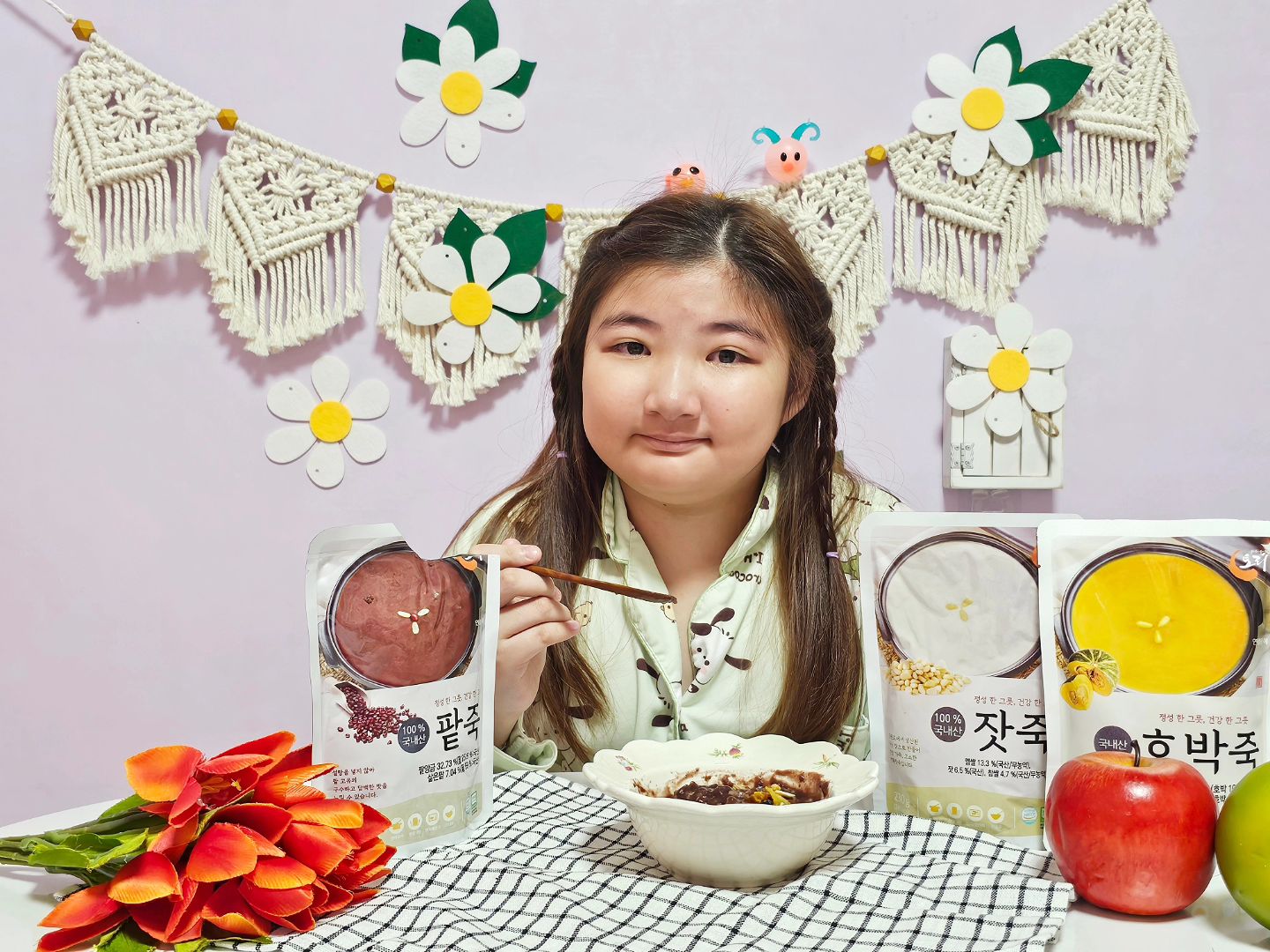 #협찬
[유기네]
호박죽,잣죽,팥죽🥣

죽 좋아하는 샤맘인지라..
샤🎀역시 죽을 엄~청 조아라하쥬😁

아침에 일어나자마자 
죽 먹으려는 샤맘을 보더니 샤🎀가 먼저 자리잡았지요😉

☝️크고 납짝한 멧돌호박과 단호박으로 만든 호박죽!
☝️강원도 잣으로 맛을 낸 잣죽!
☝️토종팥만 사용한 팥죽!

세가지다 너~~무 진하고도 맛있어서
한그릇씩 뚝딱😁

전자렌지 3분이면 영양만점 죽을 집에서 쉽게 즐길수있으니
쟁여놔야겠어요😘

#정시아😘
#샤샤공주👑
#정샤💓
#정베비👶 #주니어 #주니어모델 #주니어뷰티 #초딩 #사랑스러운
#초등일상 #호박죽 #호박죽맛집 #팥죽 #팥죽맛집 #팥죽스타그램 #잣죽 #죽추천 #죽스타그램