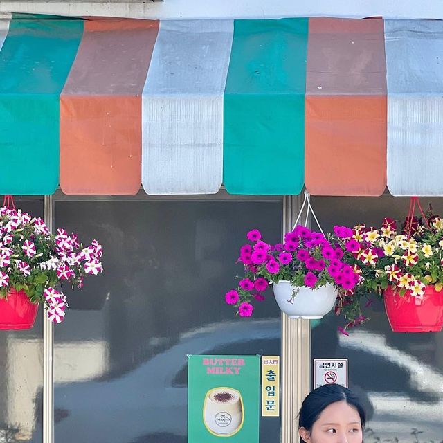 죠니 | 여행 + 패션 인플루언서 ✈️ on Instagram: "강릉여행을 더 짜릿하게 채워준 죠니pick템📸 📍 애시당초(레트로카페) 🤳🏻@kodak_mall 하프카메라라서 36장의 필름을 72개로 나눠쓸 수 있어