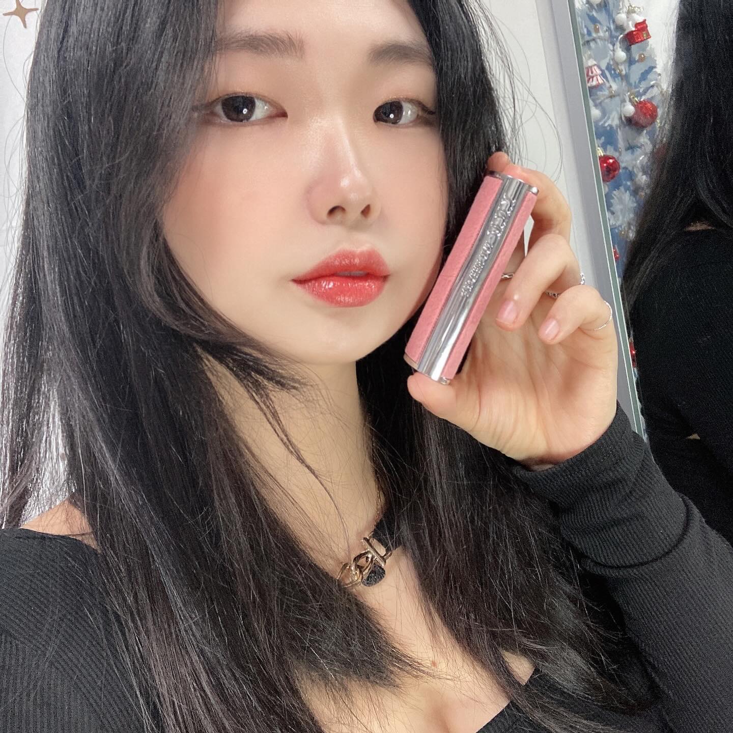 #협찬 ynmbeauty_official

겨울만 되면 입술 보습에 신경쓰느라 정신없는 사람..그거 나예요..
그렇다고 보습만 신경쓰자니 칙칙한 입술이 맘에 안들어 색조가 들어간 립밤을 애용하고 있는데요!

이번에 보습과 발색까지 모두 잡은 #YNM신제품 을 발견하여 가지고 왔습니다~

#YNM 캔디글로스밤은 식물 유래 성분을 담아 촉촉하지만 버터 밤 텍스처로 완성되는 멜팅 제형이기에 끈적임 없이 보습이 가능해요.

요즘 메이크업 할 때도 매트립보다는 글로시한 탕후루립을 자주 연출해주는 저로써는 바를수록 밀리지않고 색감 그대로 빌더블 레이어 되는 YNM캔디글로스밤이 최애템이 될 수밖에 없답니다ㅎㅎ

01 코랄 모먼트
02 핑크 선셋
03 크림슨 칠리
04 피오니 베리
05 로지 코지
06 코코넛 쉘

총 6가지 컬러감으로 구성되어 있고, 제가 픽한 컬러는 
03 크림슨칠리와 06 코코넛 쉘!

03 크림슨칠리는 메이크업에 립 베이스로 발라서 포인트를 주며 탕후루 립을 연출해주고 있고, 
06 코코넷 쉘은 평상시 쌩얼에 칙칙한 입술 톤을 밝히고 보습까지 일석이조로 잡는 용도로 사용하고 있습니다.

저처럼 보습도 발색도 놓칠 수 없는 욕심쟁이들은 #YNM캔디글로스밤 무한번 추천해요!!

+ YNM 공식 홈페이지에서 구매 시 3+1 이벤트 진행중이고, 공식 카카오채널 친구 추가시 할인 쿠폰 2,000원 증정까지 진행하고 잇다는점! 참고해주세요

#YNM, #YNM립밤, #멜팅밤, #틴트밤, #캔디글로스밤, #ynm신제품, #멜팅밤, #립스틱, #립밤, #신상립스틱, #컬러립밤, #캔디밤, #보습립스틱