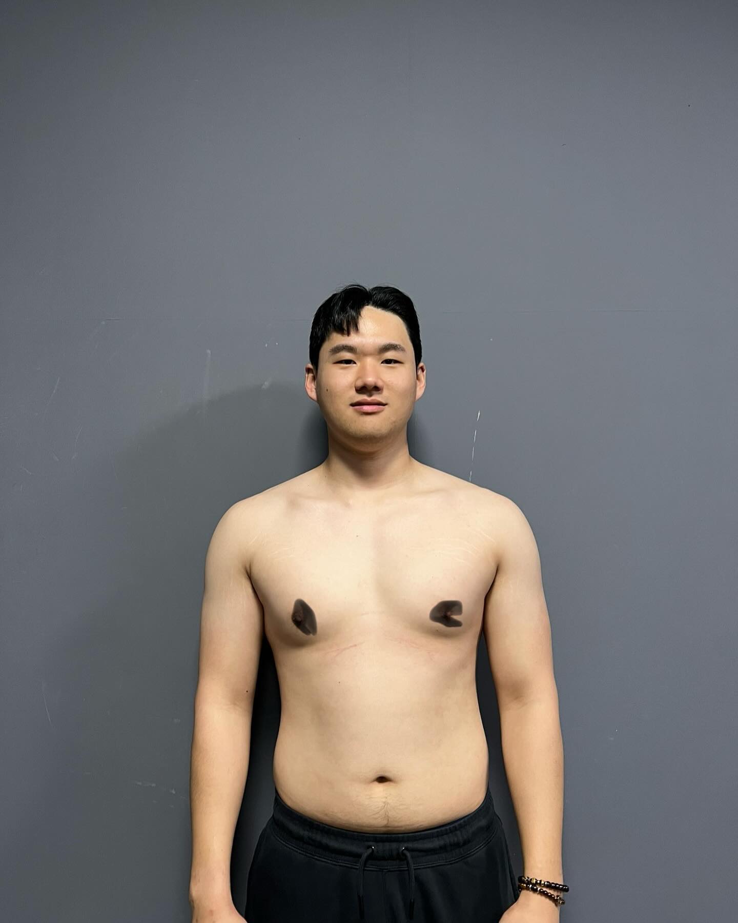 #바디프로필 
파트너 운동 8달 반, 그 중 120일의 다이어트(직업 군 생활 중)
90kg > 70.8kg = 20kg 감량
후배이자 동생이 아닌 친구로서 고생 많았고 존경해
이제 바다 가자☺️

보정본은 s__mmmjj