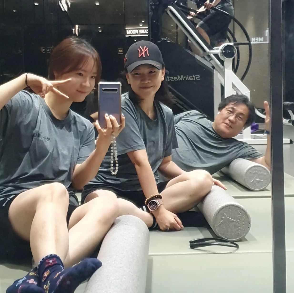 생애최초 헬스장등록
운동은 걷기밖에 안해본 우리부부
새해맞이 헬스장 운동을 시작했다
해보니 재미도 있고 좋아서 아이들도 합류
함께하니 재미도 늘어나고
몸을 제대로 관리해야하는 필요성도 느낀다

아픈팔도 운동병행하니 훨씬 좋아지고있다
땀나게 운동하고 샤워하고 집에와서 기절하고

헬스의 헬자도 모르는 헬린이들이지만
2주째 거의 매일 운동을 즐기는중
짱짱한 중년이 되기로 마음먹기

#헬스시작
#헬스하는여자 
#헬스피티
#헬스장가족