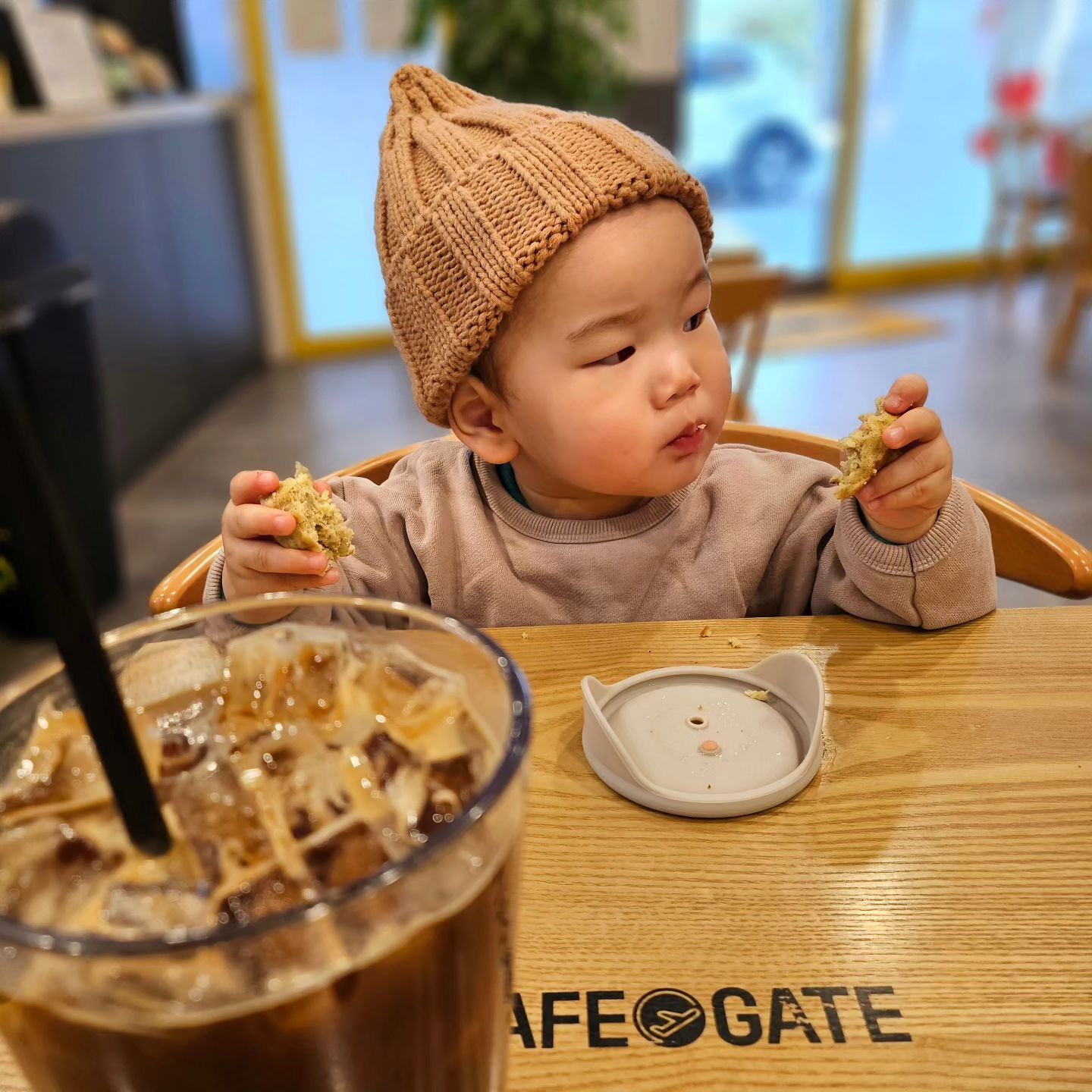 #인생558일차

그새 커서 엄마랑 카페 겸상도 가능 🤭
새해가 되면서 많이 드는 생각이
그저 아픈데 없이 건강하게 자라줘서 고맙다는 생각ㅎㅎ

엄마도 아빠도 건강이 최고!!!
행복하자 아프지말고 🎵

👶 아기일상 / 육아일상