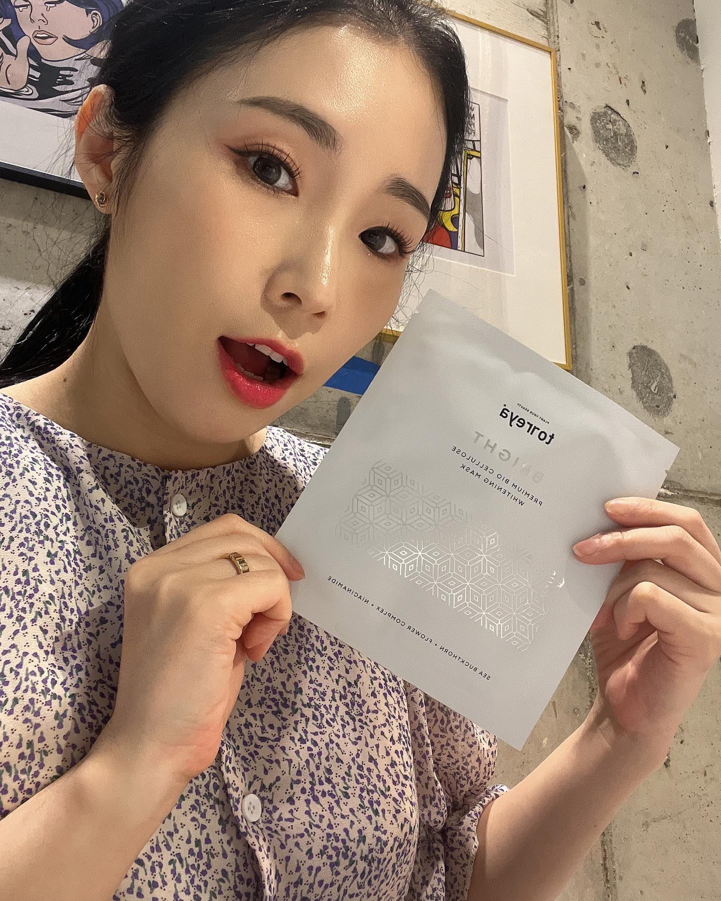 #협찬

비타민나무추출물과 나이아신아마이드가 
선사하는 스킨 브라이트닝 프로젝트
토레야 화이트닝 셀룰로오스 마스크

정제수 대신 병풀추출물 44%, 
다마스크 장미꽃수 14% 의 
에센스 한 병을 그대로 담은
전성분 EWG GREEN 등급 성분만 넣은 
저자극 마스크팩으로 모든 피부에 잘 맞는
페이셜 마스크인데요!

제2의 피부라 불릴만큼 
우리 피부와 유사한 구조인 코코넛 유액으로 만든
특허 받은 발효 바이오 셀룰로오스 시트는
부직포 시트팩보다 10배 이상 보습력이 좋아
출산 후 자글자글한 잔주름, 이유모를 피부당김
늘어진 피부, 곳곳에 보이는 기미 등등
피부 자신감 떨어진 저에게 많은 힘이 됐어요

피부톤이 유독 칙칙하고 건조할 때
1시간 정도까지 붙이고 있으면
더욱 인텐시브하게 수분 화이트닝케어 할 수 있어
마스크팩 오래 붙이고 힐링하고 싶으신 분들께 추천드려요!

#협찬 #토레야 #torreya #마스크팩 #마스크팩추천 #화이트닝팩 #주름개선 #수분팩 #진정팩 #1일1팩 #홈케어