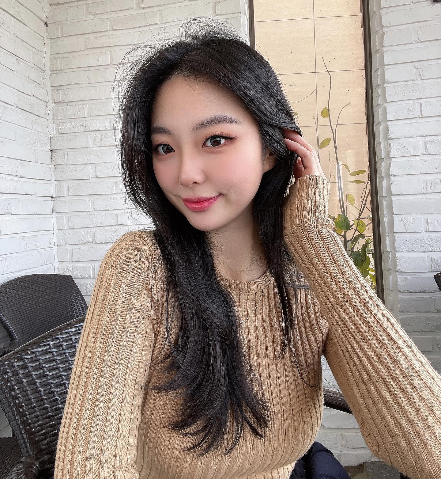 _lenssis #렌시스 #제품제공

🫧렌시스 피넛베베 브라운/그레이(착용기간: 1개월)
G.DIA : 13.2mm

부드러운 컬러감에 선명한 써클라인으로
자연스럽게 입체적인 눈빛을 완성할 수 있는
3D 써클링 렌즈로 완전 또렷 그자체로 만들어주는 렌즈에요!

진짜 멀리서도 눈동자가 반쨕거려서
남자친구한테도 눈이 오늘 달라보인다고 들었어요 😙
브라운 색상은 은은한 브라운+또렷한 느낌
그레이 색상은 겉에는 그레이+안에는 브라운 느낌이라
자연스럽게 착용가능 했어요
또렷한 렌즈 좋아하시는분들게 추천할게요 🤍

⭐️렌시스렌즈는 온라인구매가능⭐️

#렌시스 #제품제공 #렌즈추천 #피넛베베그레이 #피넛베베브라운 #렌즈모델 #렌즈협찬 #자연스러운렌즈 #써클렌즈 #써클렌즈추천 #컬러렌즈 #컬러렌즈추천 #이쁜렌즈추천 #렌즈맛집 #렌즈후기