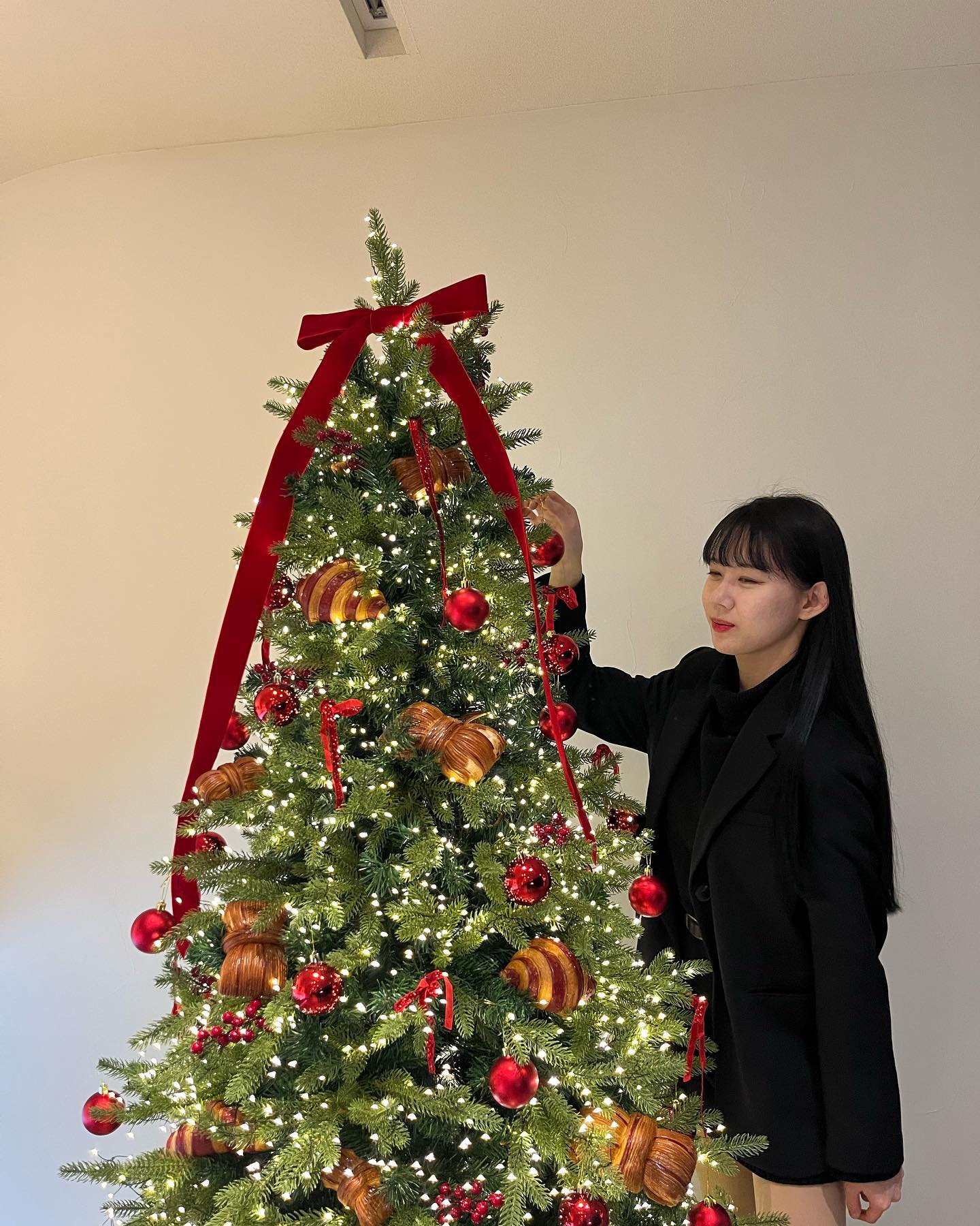 테니스 쉬는날🧚‍♀️ 벌써 12월이에용❤️🤍🎄
시간진짜 빠르다ㅎㅎ 

#메리크리스마스 #크리스마스트리 #연말분위기 #러블리아나사 #추워지지마☃️ #데이트그램 #트리맛집🎄🎄🎄 #서울카페 
 #운동 #다이어트 #일상 #맞팔 #데일리 #소통 #유산소 #좋아요 #셀카 #ootd  #셀스타그램 #daily #diet #직장인 #운동스타그램 #selﬁe #christmas