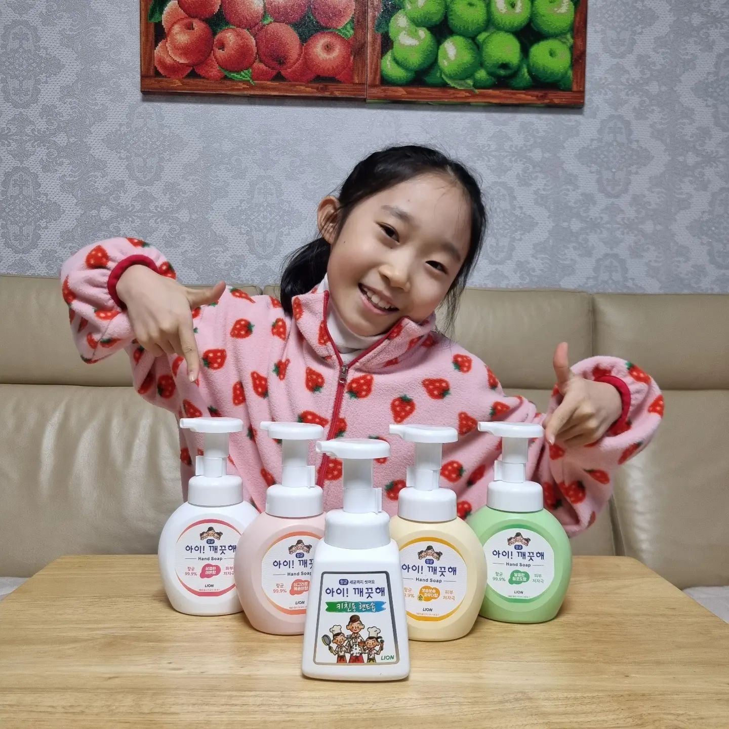 #광고 

15gram.official 
aikekute_official 

●아이깨끗해 핸드워시

외출하기전.외출한후에는 항상 손을씻어야한다고
항상 온가족 실천하고 있는대요
핸드워시는 아이깨끗해가 제일 좋터라구요
11년 연속판매1위 하는 핸드워시 아이깨끗해
온가족 안심하고 사용할수 있는 믿을수있는 제품인거 같아요
아이깨끗해 향기.용도에따라.사용하기 좋은데요
키친용 핸드워시가 따로 나와서 더 편하고 좋은거 같아요
아이깨끗해 향들이 참 좋은대요

키친용 핸드솝
상큼한 🍋 레몬향
싱그러운 🍑 복숭아향
달콤한 청포도향 
보슬보슬 파우더향
향들이 어쩜다 하나같이 좋은지요
전 특히 청포도향이 제일 좋긴하더라구요

거품형이라 펌프해서 사용하니 위생적이구요
거품도 풍성하고 세정력.깔끔.뽀득함이 좋은거 같아요
피부저자극이라 온가족 안심하고 사용하기 좋은
핸드워시 아이깨끗해
아이있는집.어른들집.신혼부부.선물용으로
너무 좋은 핸드워시인거 같아요

☆진화된 항균 99.9% 파워로 더 빠르게
☆ 황색포도상구균, 대장균을 99.9% 제거해줍니다.
☆재활용 플라스틱 50% 사용 용기를 사용
☆ 미세먼지 99.9% 이상 세정으로 더 말끔하게
  레몬향, 순, 청포도향
☆ 온가족이 사용하니까 더 꼼꼼하게!

●독일 더마테스트 완료
●피부 자극 테스트 완료 
●안자극 대체 테스트 완료 
●우려성분 13가지* 무첨가

#15그램 #15그램뷰티 #15그래머 #아이깨끗해 #핸드워시 #핸드솝 #핸드워시 추천 #핸드워시답례품 aikekute_official
