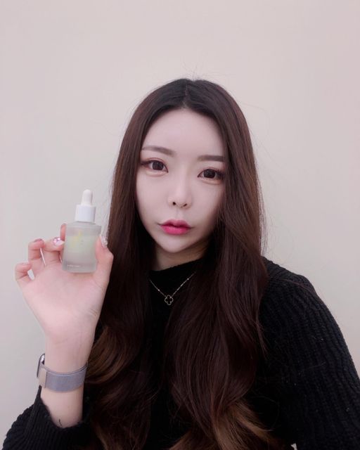 배쭈🌷 on Instagram: "#광고 여자라면 항상 고민인 기미/잡티 🥲 요제품 추천 드려용ෆ 기미/잡티 신원료 TXA 고함량 함유! 특히 저자극 기미 제품, 피부 진정 병풀 추출물 68% 뿐만 아니라, TXA,