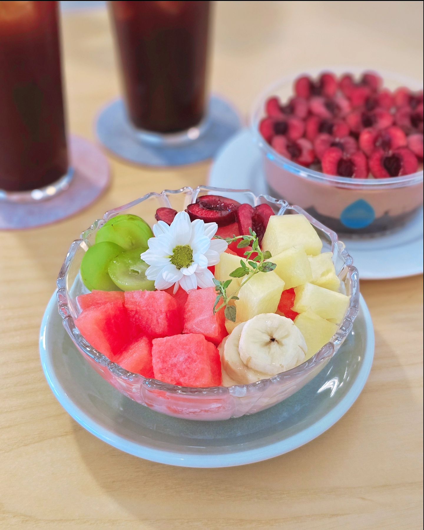 휘게라이프🍒
⠀
⠀
⠀
🍧화채
🍒유기농 통밀 체리 초코크림 케이크
☕아이스아메리카노
⠀
⠀
'휘게 (Hygge) 란?
가족.친구들과 단란하게 모여 있는, 편안하고 기분 좋은 상태를 뜻하는 '휘게'는 사랑하는 사람들과 함께하는 시간을 소중히 여기며 소박한 삶의 여유를 즐기는 라이프스타일'

휘게에서는 독서모임이나 드로잉클래스 혹은 새벽작업모임 등 다양한 프로젝트를 운영한다. 카페 이름이 지닌 의미처럼 재밌으면서도 아늑한 공간이다😊❣️

무설탕 음료와 직접 만든 유기농 통밀디저트를
파는 분위기 좋은 비건·저당 메뉴를 판매한다.
⠀
⠀
⠀
Heart Score : 💖💖💖💖🤍
⠀
⠀
⠀
*̩̩̥*̩̩̥ ୨୧ ⑅ ୨୧ *̩̩̥*̩̩̥

사당 휘게라이프
hyggelife_talk

✼• ┈┈┈┈┈┈┈┈┈┈┈┈┈┈┈┈•✼
📍서울 관악구 남현길 37 2층
⏰ 월 12:00~20:00
목,금 12:00~22:00
토,일 10:00~20:00
라스트오더 10분전
📅 화,수 휴무
🐕 반려동물 동반가능
👶🏻 kids🫶🏻
🚗 주차 불가
✼• ┈┈┈┈┈┈┈┈┈┈┈┈┈┈┈┈•✼
⠀
⠀
⠀
⠀
⠀
#사당카페 #이수카페 #사당카페추천 #이수카페추천 #서울카페추천 #카페스타그램 #커피스타그램 #서울커피투어 #서울카페투어 #서울디저트투어 #서울디저트탐방 #서울디저트맛집 #서울커피맛집