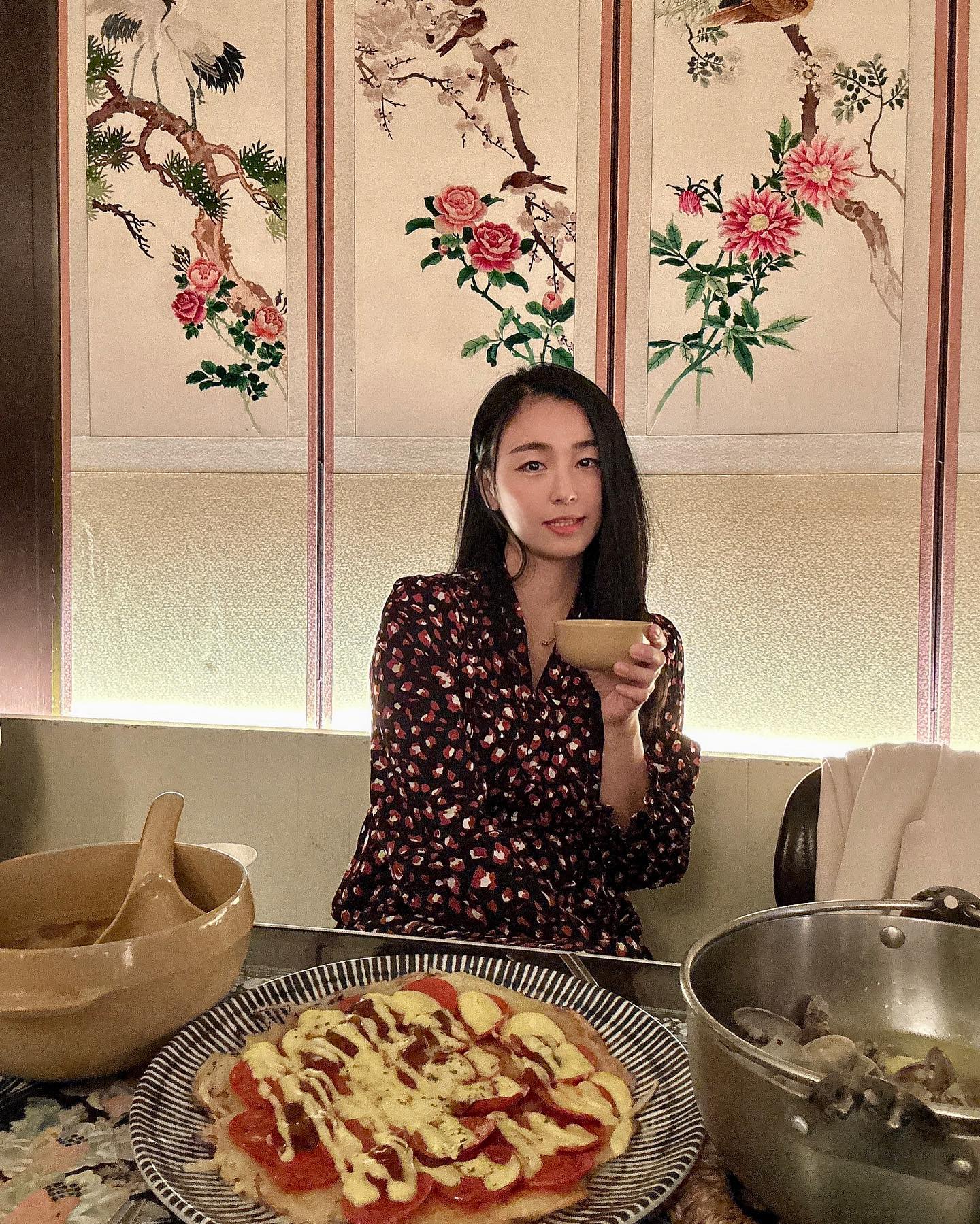 #협찬 #회장님댁신사점

레트로한 인테리어와 화려한 샹들리에가 눈에 띄는 #회장님댁

얼음 동동 미숫가루소주가 유명해서 주문했는데 모두 예상대로
진짜 맛있어서 술술 넘어갔어요ꔛ♥ 강추강추!!!

안주 맛집답게 페퍼로니감자전과 바지락술찜도 흠잡을 것 없이 
맛있었어요! 🍕

넓은 단체석이 있어서 주변에 회식이나 친구들 모임을 
많이 하더라고요! ◡̈⋆* 

신사에서 친구들 만날 일 있으면 회장님댁에서 모여야겠어요! 

τнänκ чöü♥ sungje_cho

#가로수길술집 #신사술집 #신사역술집 #가로수길맛집 #신사맛집 #레트로술집 #신사단체모임 #신사피로연 #신사단체회식