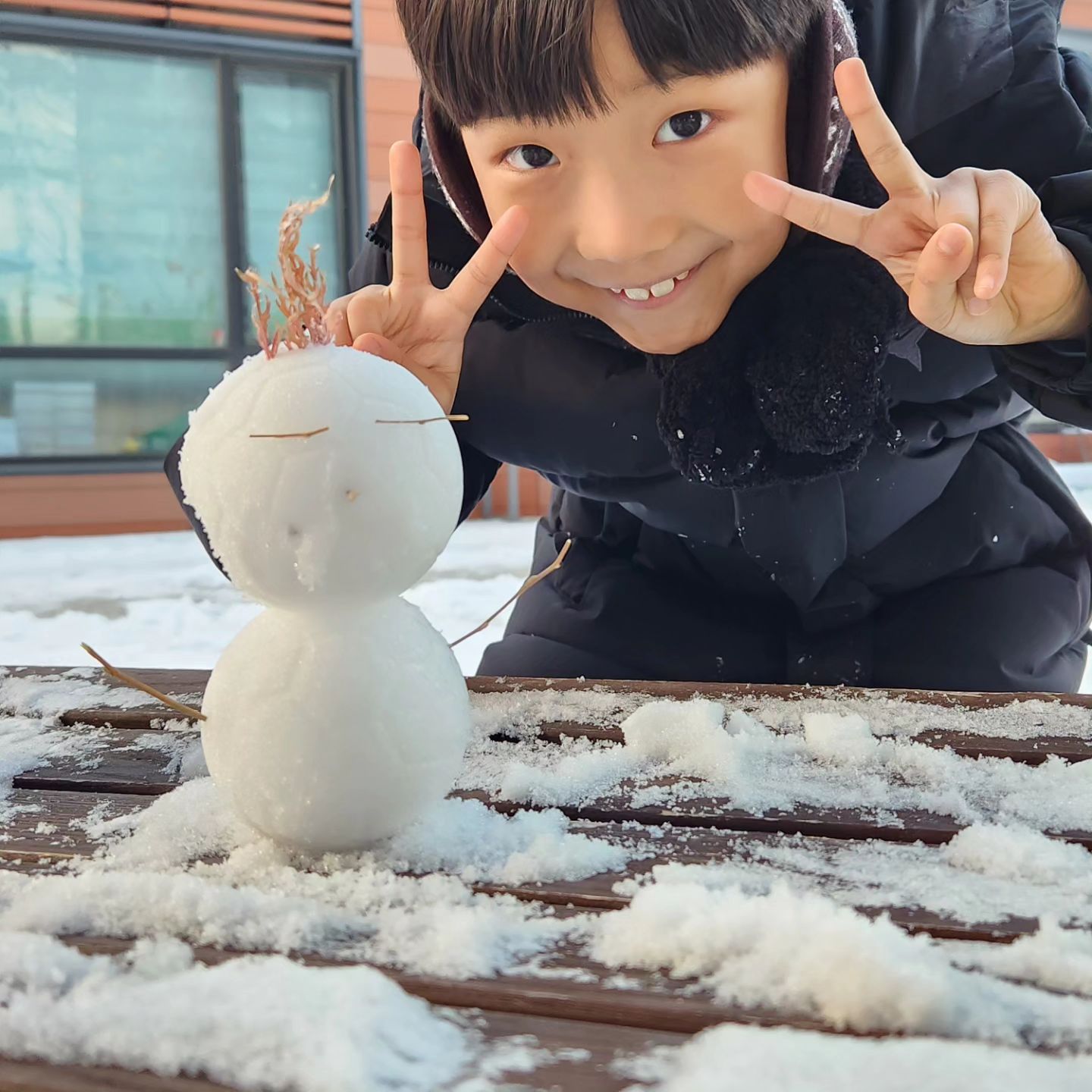 8살 마지막 겨울 이야기
눈은 언제나 즐겁다.
놀 때만....
큰눈사람 만들려고 했는데 실패
#눈사람 #오리군단 #8살겨울