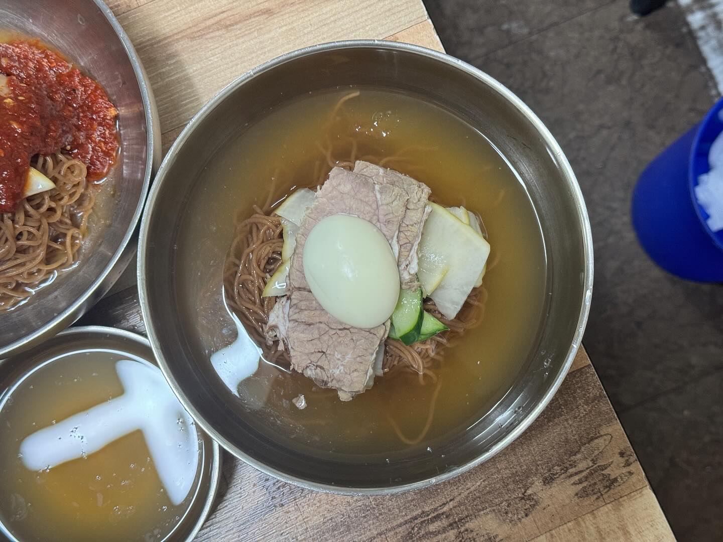 #❤️ .
가성비 터지는 탑골 맛집🍽️

🍲유진식당🍲
 📍서울 종로구 종로17길 40
 ⏰수~일 11:30~21:00 (14:30~16:00 브레이크타임) / 매주 월, 화 정기휴무 / 라스트오더 14시, 20시
 📞02-764-2835
 📺식객허영만의백반기행 26회, 19.11.22. 평양냉면/녹두지짐
 📺알쓸신잡2 8회, 17.12.15. 홍어무침/돼지수육
 📺생방송오늘저녁 139회, 15.06.05
 📺2TV저녁생생정보 51회, 15.04.02. 한우국밥
 📺한국인의밥상 138회, 13.09.19. 녹두전
 📺공감특별한세상 71회, 12.05.04. 설렁탕
 📺생방송투데이 715회, 12.03.22. 설렁탕
 📺굿모닝대한민국 167회, 12.01.16. 설렁탕

📋MENU📋
 돼지수육 10,000₩
 설렁탕 7,000₩
 비빔냉면 11,000₩
 물냉면 11,000₩
 녹두지짐 10,000₩

 평양냉면 붐이 있던 뒤로 물가 상승률보다 더 가파랐던 평양냉면 가격의 상승률...🤬
 그를 벗어나 어른들의 맛집으로 굳건히 자리를 지키고 있는 맛집이 종로에 있다😄

 종로 탑골공원 바로 옆에 위치한 유진식당은 가성비 넘치는 평양냉면을 맛볼 수 있는 찐 맛집으로 매장 앞에서 부터 찐한 메밀 향을 느낄 수 있다🧐
 요즘 물가에 착한 가격으로 다양한 메뉴를 맛볼 수 있어 하나하나 뿌시는 재미가 있는 곳!👍

 저렴한 가격으로 푸드 파이터 마음에 쏙 든 노포 맛집❤️
.
.
.
.
.
#먹스타 #맛스타그램 #맛집스타그램 #평양냉면 #종로맛집 #종로데이트 #종로노포맛집 #평냉맛집 #평양냉면맛집 #종로평양냉면 #가성비맛집 #서울맛집 #가성비서울맛집 #서울맛집추천 #종로맛집추천 #종로데이트코스 #유진식당 #탑골맛집 #종3맛집 #종로3가맛집 #내돈내산 #내돈내먹 #내돈내산맛집 #내돈내먹맛집 #사진 #종로가성비맛집 #평냉맛집추천 #🍽️ 

#ezc_맛집_한식
