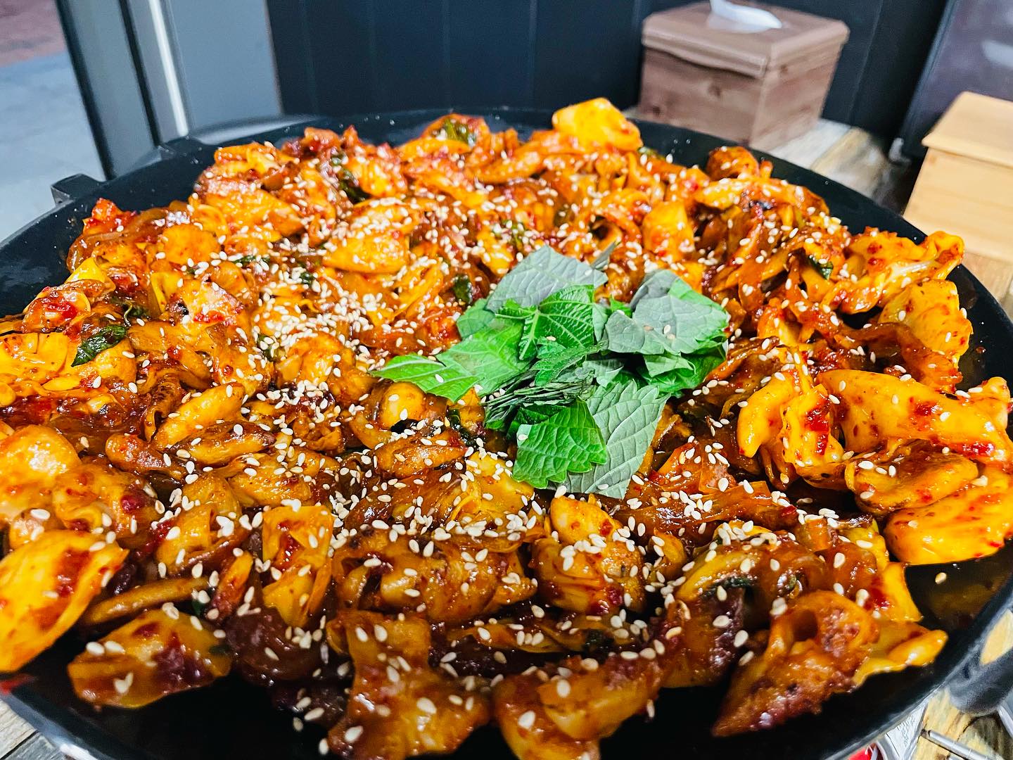 #협찬 🤍부야스곱창 운정점🤍
✔️1인분 식사, 포장, 배달 가능
✔️질기지 않고 잡내가 나지 않는 곱창
✔️곱창 조리 하시는 모습을 실시간으로 볼 수 있음
✔️sns리뷰 이벤트 중 (음료or사리 하나 무료)
.
.
(( 주소 )) 경기 파주시 와석순환로 380 
해솔마을6단지 616동 제상가2동 1층
.
(( 영업시간 )) 매주 월요일 정기휴무
화요일~ 일요일 - 15:00~ 23:59
.
(( 전화번호 )) 031) 944-0255
.
.
😋무엇보다 메뉴를 각각 1인분씩 주문 할 수 있어서 
너무 좋았어요. 사장님께서 곱창을 다 익혀 주시기 때문에
약불로 데워가며 바로 먹을 수 있어서 편하기까지~^^
곱창과의 단짝인 깻잎이랑 쌈싸서 먹으니 꿀맛🤍
혼밥이나 혼술하시는 분들께 적극 추천드려요^^
