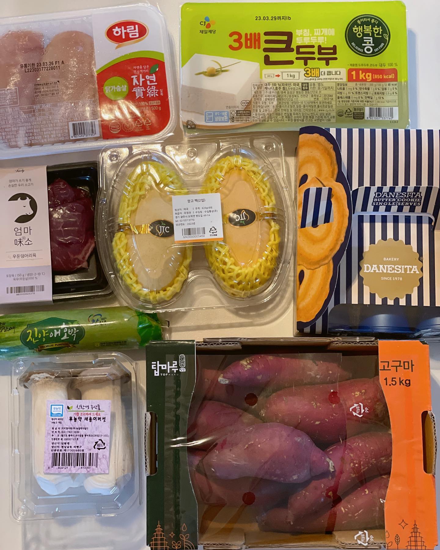 마켓컬리 장바구니🛒
1. 이유식용
- 새로운 재료 추가해야해서 사본 새송이버섯, 닭가슴살, 망고
- 닭고기는 아기들 웬만해서 다 잘먹는다고 한다. 닭고기 이유식 만들어놨는데 반응 궁금!
- 망고는 살면서 처음 구매해봤다. 애플망고가 세일해서 그걸 살까하다 그래도 세일안하는 망고가 조금 더 저렴해서(그래도 비쌈...ㅎㅎ)그냥 망고 겟! 후숙시켜야지〰️

2. 세일해서 사본 품목
- 🍠는 에프에 구워먹을겸 이유식으로도 쓸겸 겸사겸사 구매
- 댄케이크 버터쿠키는 인친님이 맛있다고 해서 컬리에 있나 봤더니 마침 세일하고 있어 사봤다. 
종이박스를 열면 캡슐커피마냥 들어있고 뭔가 갬성느낌 난다. (그놈의 갬성추종자ㅎ) 
맛은 담백한 버터쿠키맛! 커피랑 먹기 좋고 소포장(한팩당 3개입)이라 좋았는데 우리아빠왈 포장값이 더들었겠다 하심. 근데 맞는말😂

여튼〰️오늘도 손가락 까딱으로 냉장고 채우기 완료!

(그나저나 이쯤되면 또켓컬리라고 생각하실텐데...육아하느라 제 생활이 없어 다양한 상품소개가 없는점 참 죄송하게 생각하고있습니다🥲😭🥲😭)