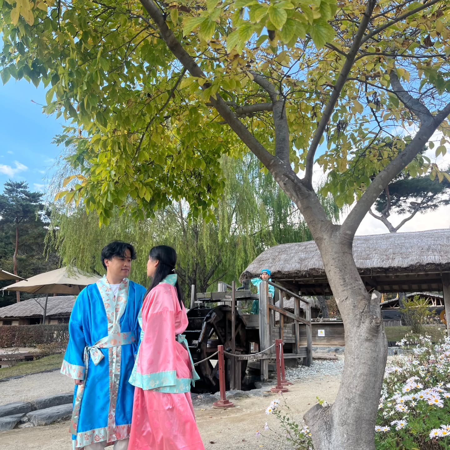 올해 가을여행은 소박하게 🍂  급조한 여행이라 스냅작가님 섭외는 못했지만 그래도 컨셉엔 충실했다. 

#부여 #백제문화단지 #셀프스냅 #가족사진 #여행 #가족여행