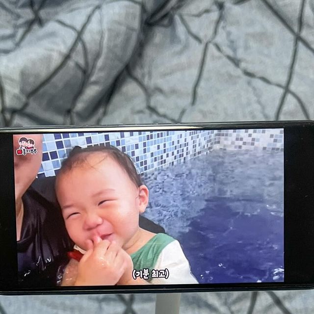  똘이 on Instagram: "#광고 
내 두손에 자유를!
편안하게 누워서도 사용가능한
만능 스마트폰 태블릿 자바라 거치대

4개의 넓은 지지대로
터치 시에도 휴대폰을 꽉 잡아주고
균등하게 힘을 분산시켜서
넘어지지 않도록 균형감있게 잡아줘요~

유연한 소재로 내가 원하는대로
편하게 조절을 할 수 있어
눈과 목도 편안한데
스마트폰부터 태블릿까지 모두 거치가능!

이 정도면 집순이들 필수템 :)

https://www.coupang.com/vp/products/7908417390?vendorItemId=88743958763&isAddedCart=

#만능휴대폰거치대 #만능태블릿거치대 #누워서휴대폰거치대 #누워서핸드폰거치대 #누워서스마트폰거치대 #누워서태블릿거치대 #누워서탭거치대 #누워서패드거치대"