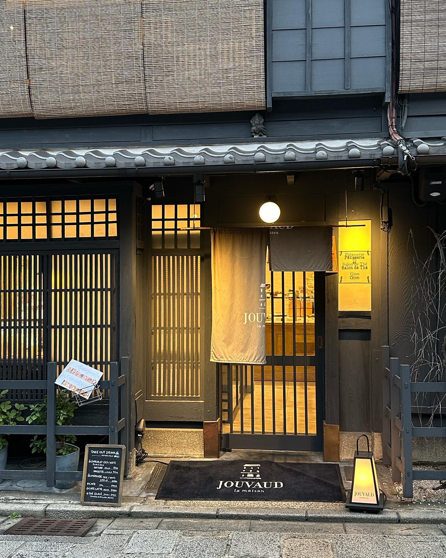 일본 교토 기온거리에 위치한 프랑스 전통 디저트 카페 ‘라 메종 주보 교토 기온점’✨
➿
디저트종류는 품절이 빨라서 일찍 방문 해야하고, 현지인들도 많이 찾는 디저트 카페🩷
➿
⏰영업시간 11:00 ~18:00
➿
📍위치
일본 〒605-0933 Kyoto, Higashiyama Ward, Motoyoshicho, 71-5 路面店
➿
ꯁ자세한 사항은 프로필 링크로 확인해주세요ꯁ
