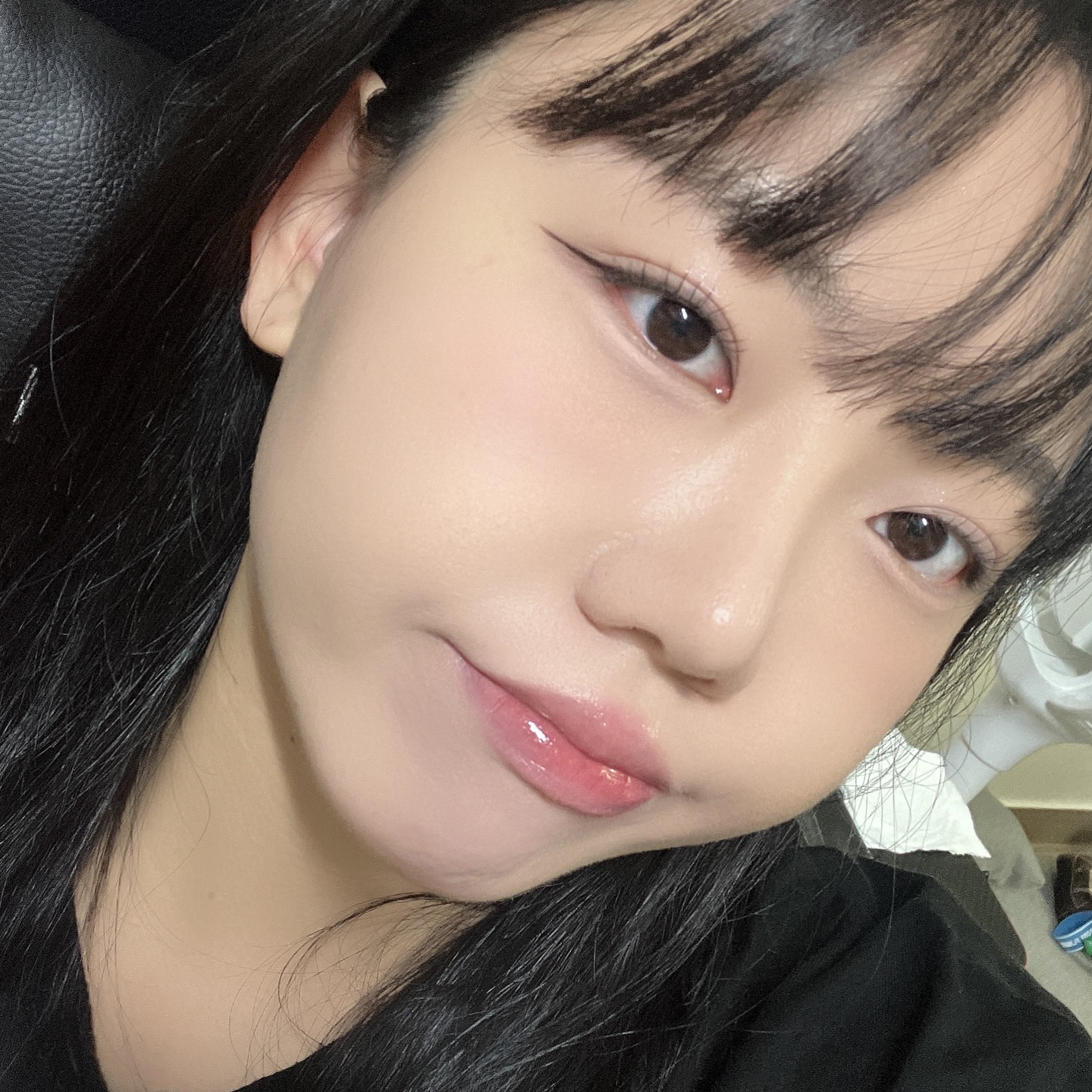 최애 조합으로 해보는 #셀프메이크업 

아무리 더워도 물광립은 못버려요><

단종되면 눈물 나는 제품으로 메컵 해봤어요!
맑은 느낌 좋아하신다면 깔끔하고 길게 뺀 아이라인과 속눈썹으로 연출 해보세요 대신 부드러운 느낌을 원한다면 블랙카라말고 투명카라로 살짝만 연결해주기

요즘 젤리 블러셔 많이 나와서 행복한 와중에 발견한 웨메 신상… 눈에두 볼에두 립에두 요리조리 잘 쓰고 있어요어

#위스도산 

아이 #웨이크메이크소프트쉬어멀티팔레트 #노베브언더아이마스터 #노베브슬림엣지듀얼아이라이너 #뮤트브라운 #깜빡속눈썹10mm 
치크 #웨이크메이크소프트쉬어멀티팔레트03라벤더플레저 #3ce카인다샤이 
립 #페리페라쿨계포상