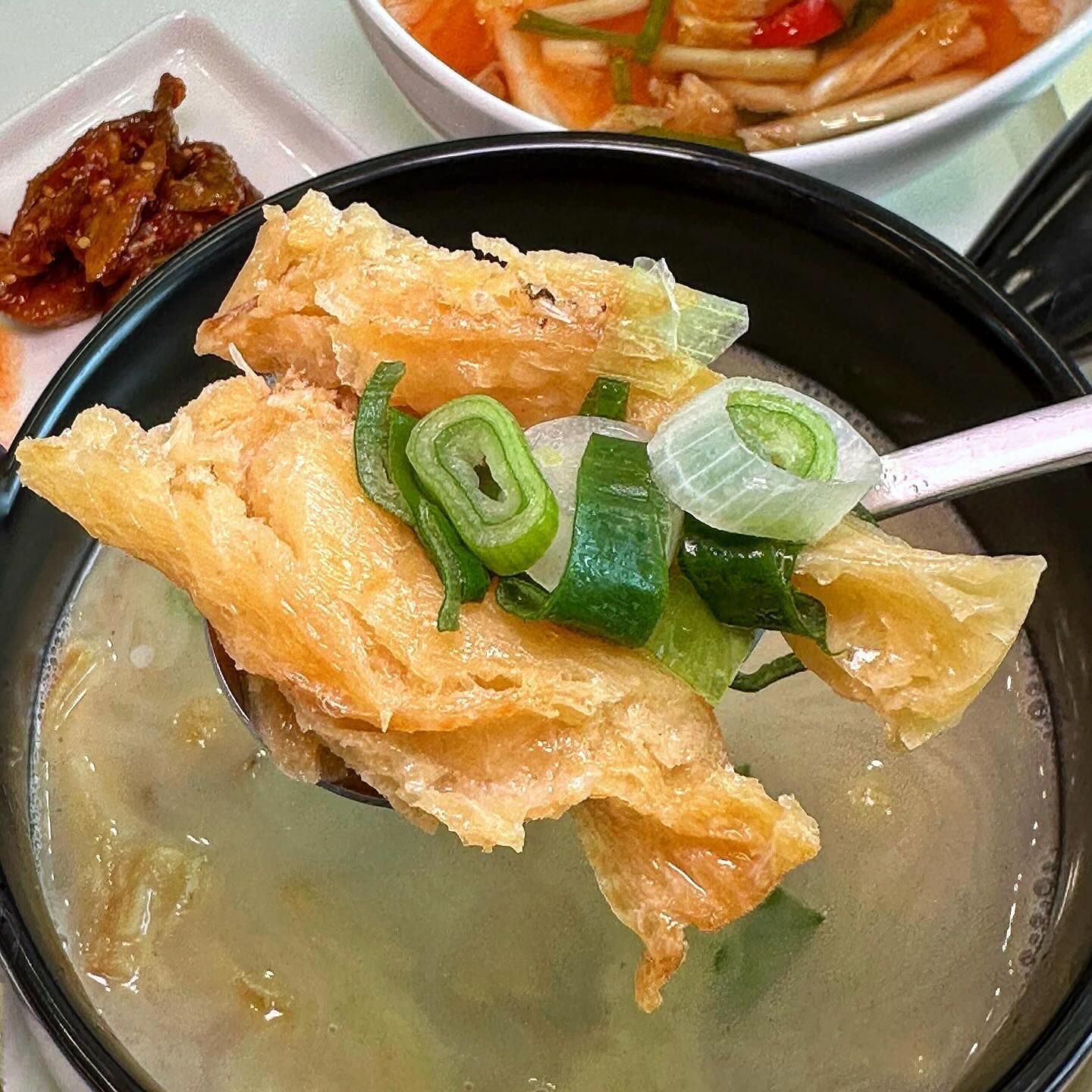 협찬💛진한 국물로 해장 고?
100% 황태살로 우린 진국이예요💕
.
.
🥣#황태만상황태진국
.
.
강원도 인제 용대리 덕장에서 말린
최고급 황태살과 국내산 들기름만으로
12시간을 우려낸 황태곰탕‼️

황태가 큼직하게 통으로 들어있어
건더기가 어우 알차알차❤️

강원도 출신 셰프님이 강원도 전통방식으로
핸드메이드, 오더메이드로 한정수량 생산해요🥰

찐한 국물 맛보면 감탄이 와~🧡
몸보신도 절로되고 해장속풀이에도 제격🥹👍
.
.
과음한 다음날 간편하면서 진~한 국물,
#속초황태만상 으로 속풀이 해보아요 :)
.
.
.
🥣courtladytable
🥣황태만상 3팩₩26000
.
.
.
#성장기삐야긔 #황태만상 
#해장 #속풀이 #캠핑 #국밥 #속초맛집 #밀키트
#오셰프황태만상 #고단백저칼로리 #다이어트
#남녀노소영양만점 #황태 #황태국 #간편식