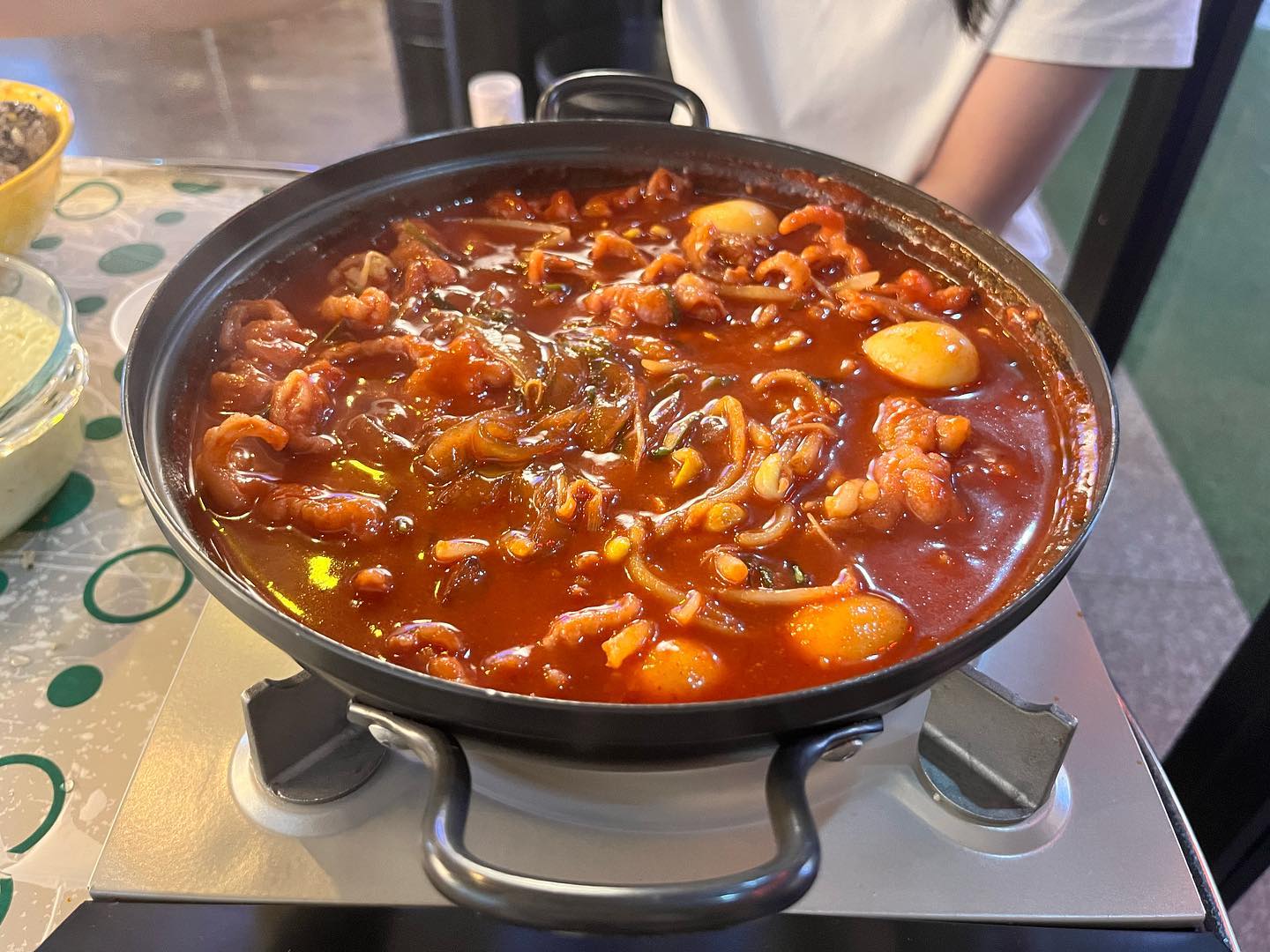 -
친구부부와 함께 먹은후로 일주일에 한번 꼭!! 먹어야 직성이 풀리는 국물닭발🔥 매콤하니 정말 환상 그 잡채!! 무조건 1인 1주먹밥에 계란찜 무조건 먹어줘야하고, 여기서 포인트는 콩나물국에 있는 콩나물을 닭발에 넣어 같이 먹는것! 🥹 내일 또 먹으러 가야징-

#대전맛집 #대전유성맛집 #대전닭발맛집 #대전유성닭발맛집 #공룡닭발 #대전공룡닭발 #무뼈국물닭발 #날치알주먹밥 #계란찜 #쿨피스 #콜라 #요다부부 #코람부부 #부부맛집투어