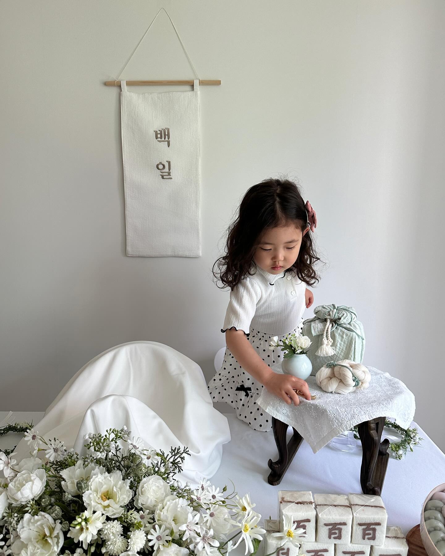 동생 백일상 준비하는 누나와 점점 기울어지는 귀여운 동생👧🏻👶🏻
오늘은 요정컨셉🧚

#아기가사는집 #백일아기