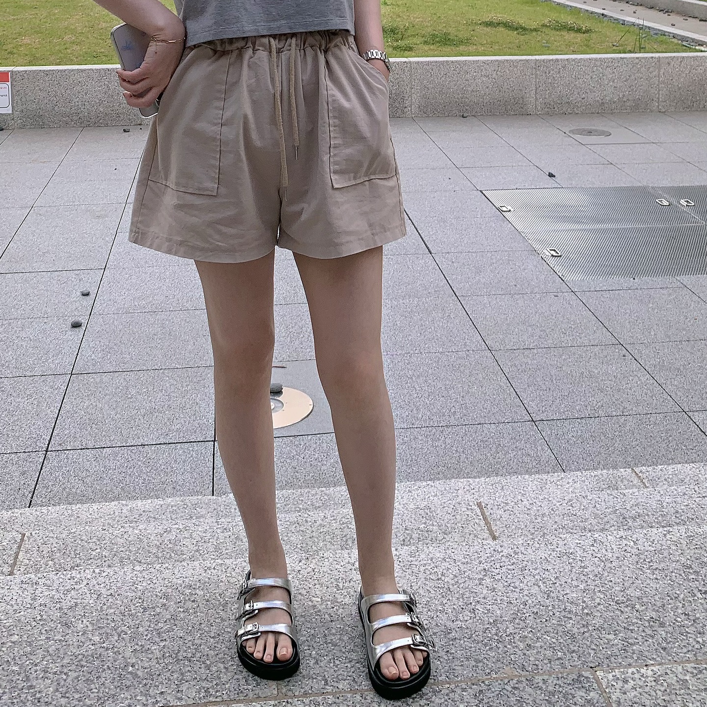 🩴찰스앤키스 메탈릭 버클 트리플 스트랩 샌들 🥿
올 여름, 발끝까지 스타일리시하게! ✨
세련된 실버 색상과 트리플 스트랩 디자인으로 다양한 룩에 완벽 매치!
착화감도 편안해서 하루 종일 신어도 OK! 💕
양말과 함께 신어도 너무 예쁘고, 통기성도 좋아 여름에 딱이에요! 😍
지금 바로 찰스앤키스에서 만나보세요! 
charleskeith_kr charleskeith
#찰스앤키스 #여름신발 #실버샌들 #스트랩샌들 #여자샌들 #여름패션 #샌들추천 #패션아이템